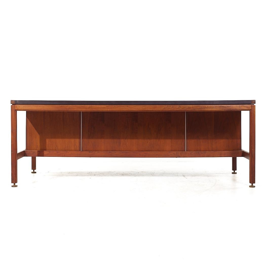 Jens Risom Mid Century Walnut and Leather Top Executive Desk In Good Condition For Sale In Countryside, IL