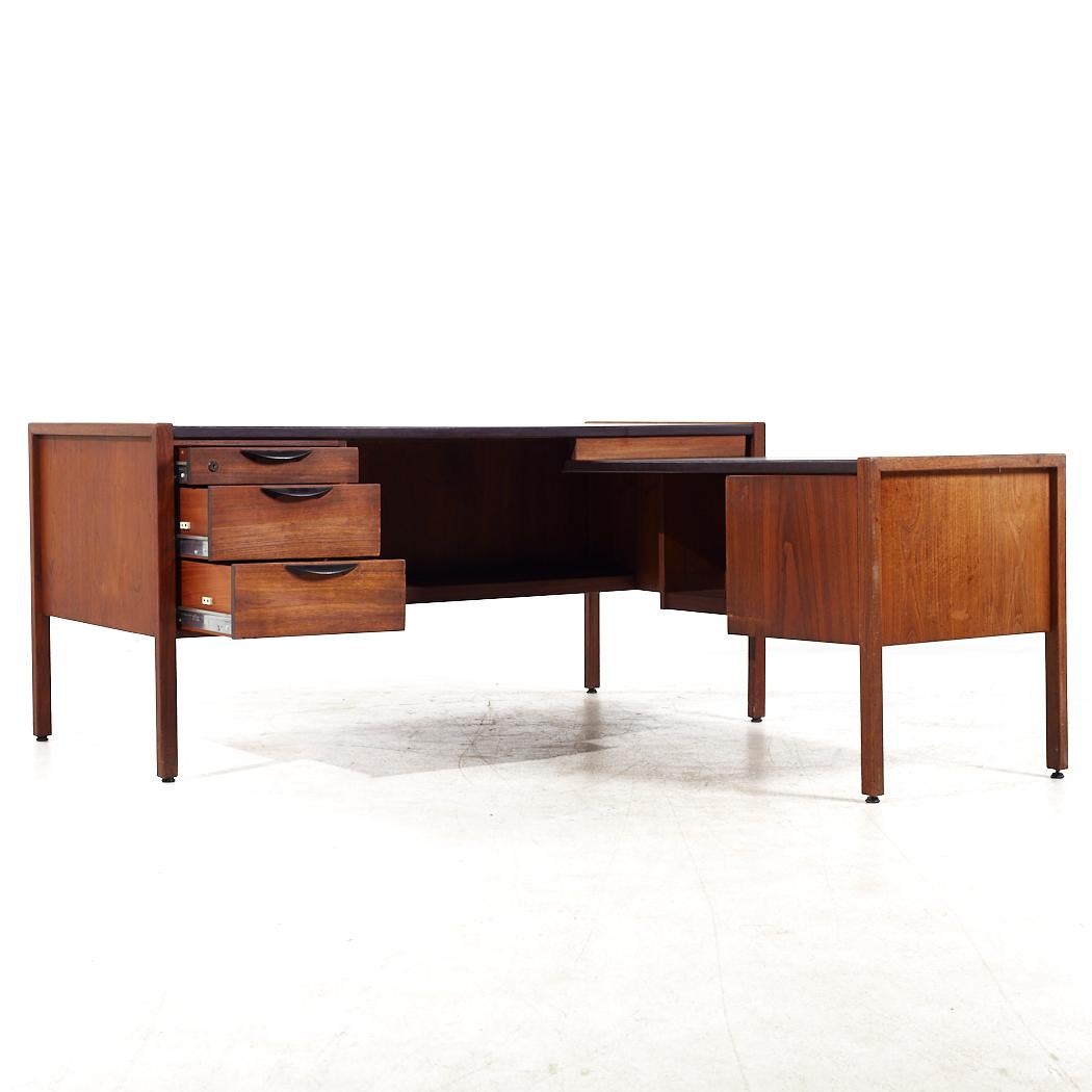 Bureau d'angle en noyer du milieu du siècle de Jens Risom

Le bureau mesure : 62 de large x 28 de profond x 28,5 de haut, avec un dégagement pour la chaise de 27,25 pouces.
Le retour mesure : 66 pouces de profondeur x 25.5 pouces de hauteur

Tous