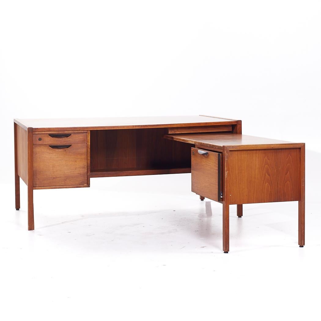 Mid-Century moderno Scrivania ad angolo in noce del Medioevo di Jens Risom in vendita