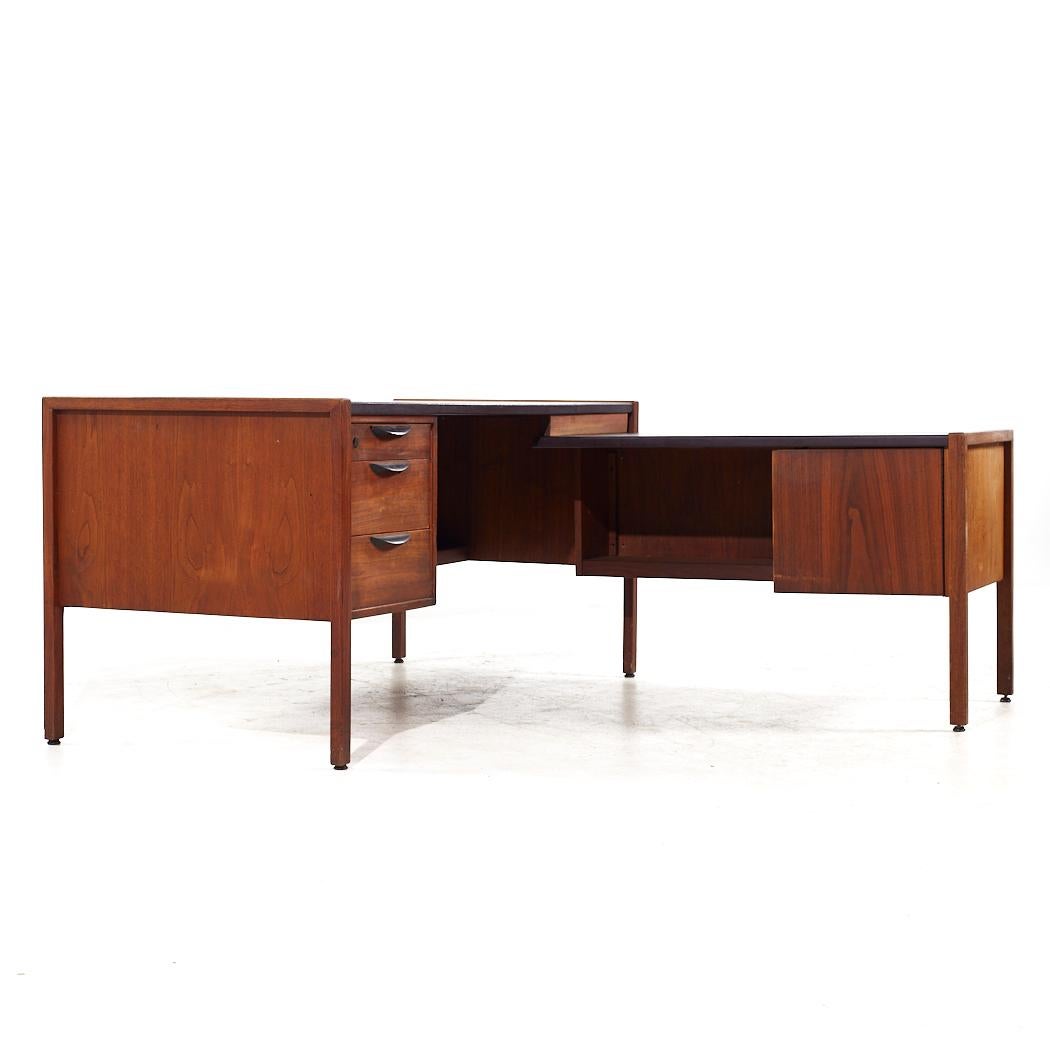 Jens Risom Mid Century Nussbaum Eckschreibtisch (amerikanisch) im Angebot