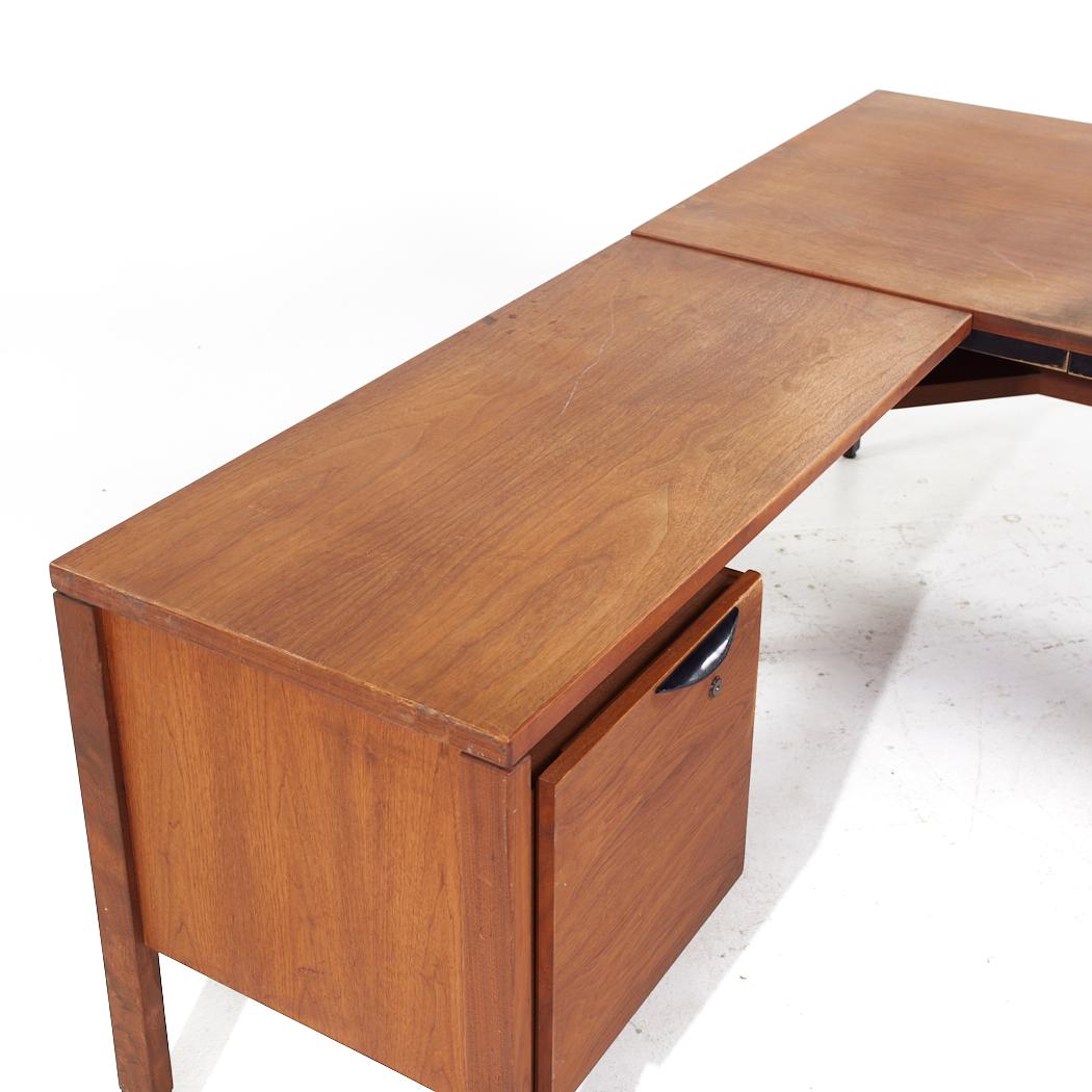 Jens Risom Mid Century Walnut Corner Desk In Good Condition For Sale In Countryside, IL