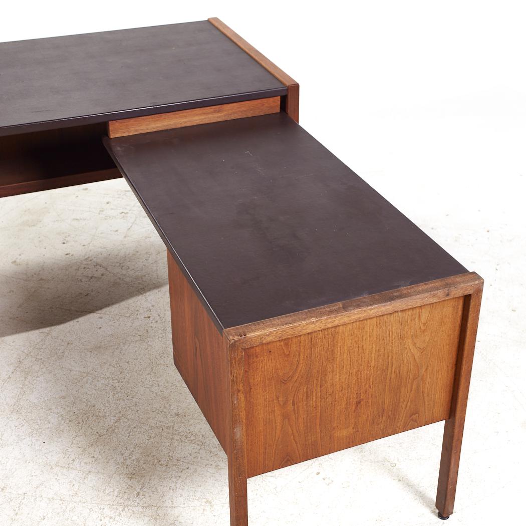 Jens Risom Mid Century Walnut Corner Desk In Good Condition For Sale In Countryside, IL