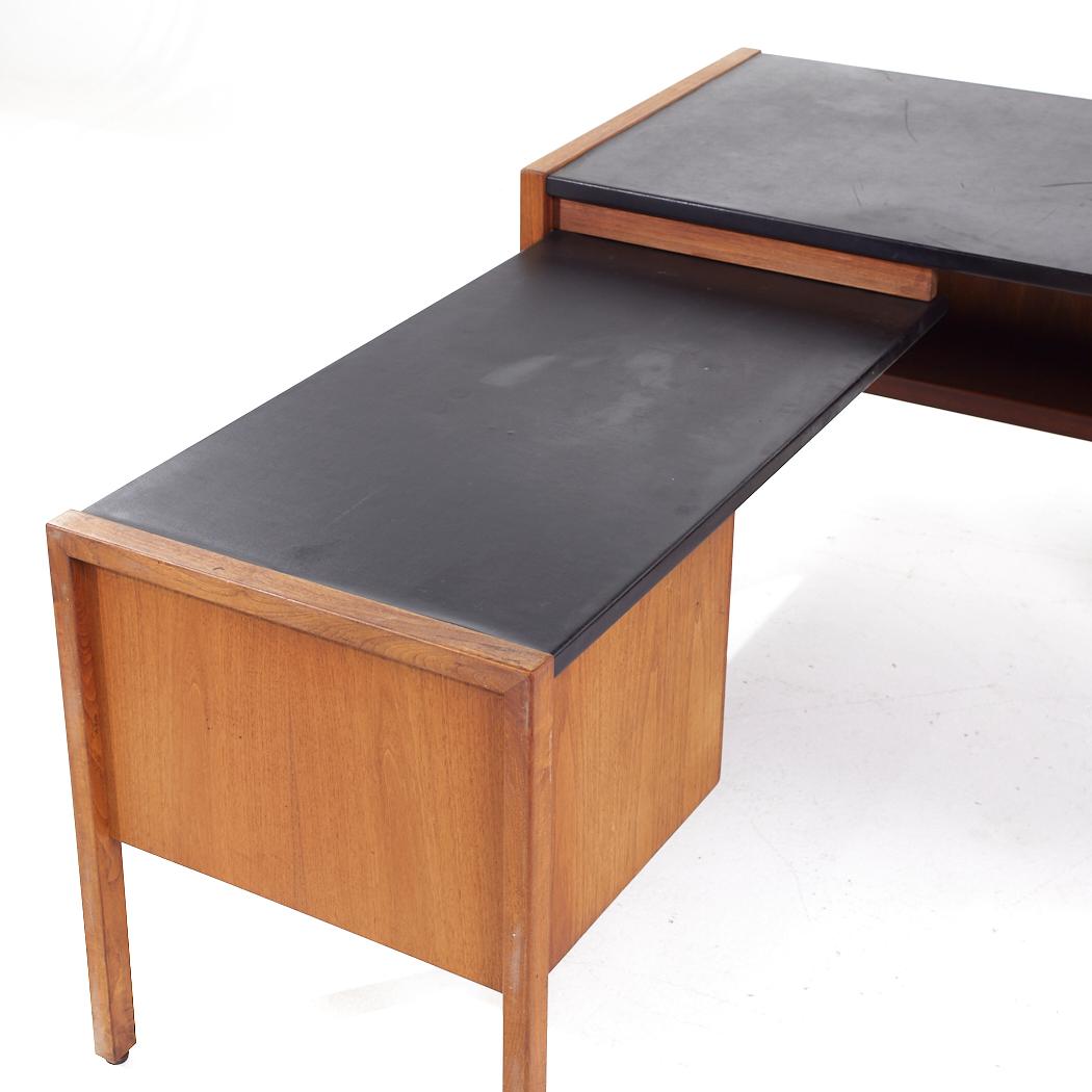 Jens Risom Mid Century Walnut Corner Desk with Left Return In Good Condition For Sale In Countryside, IL