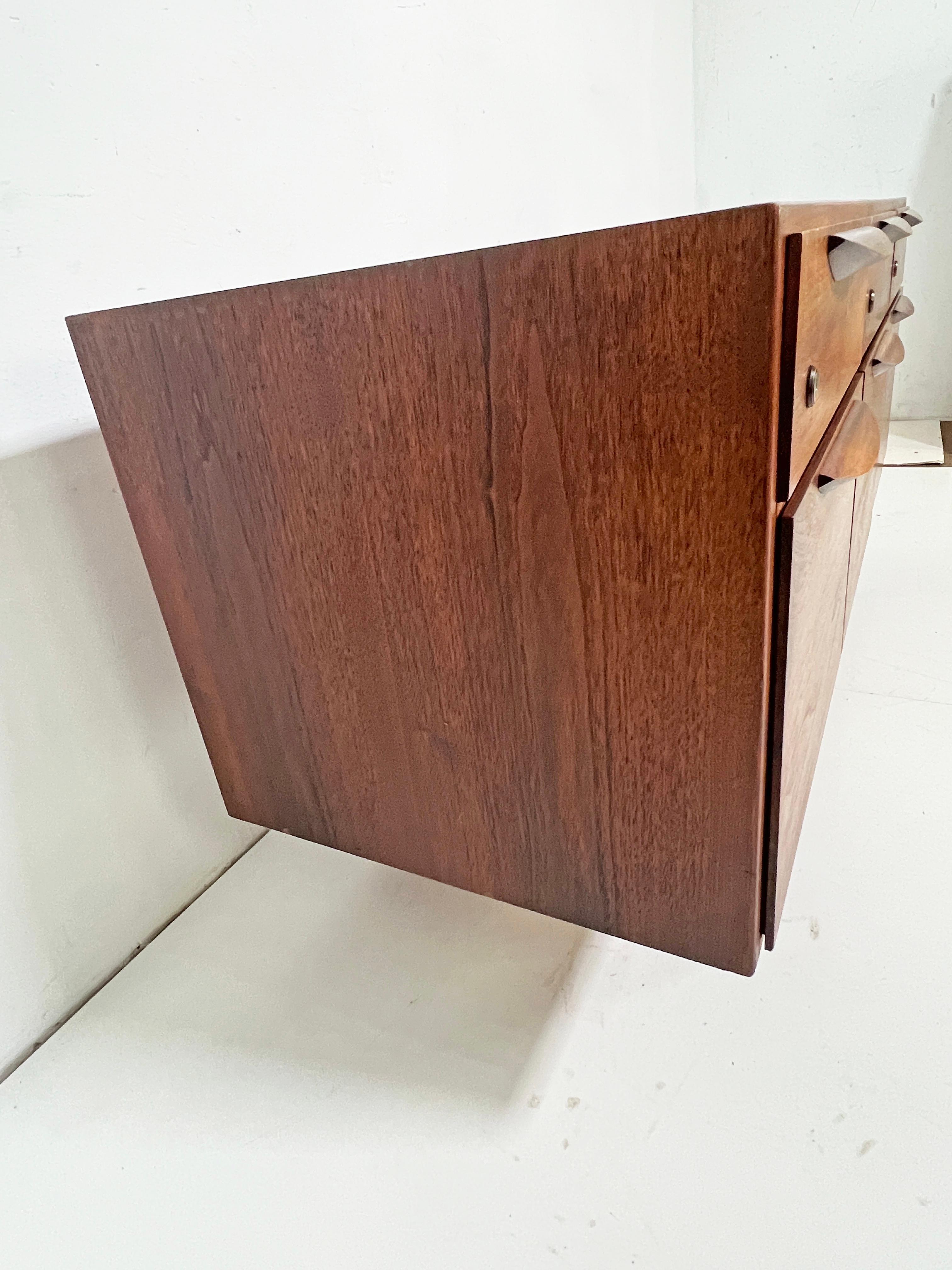 Credenza de nogal de mediados de siglo Jens Risom Circa 1960s en venta 3