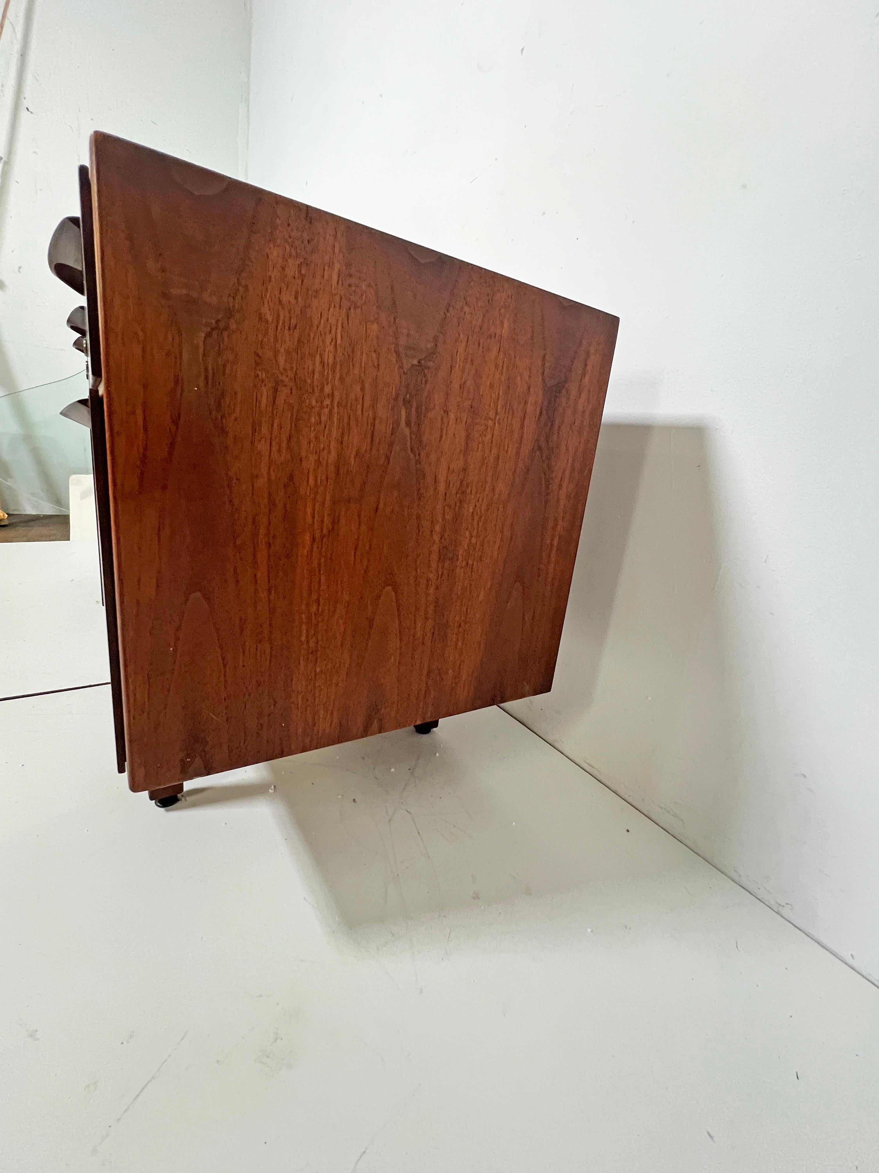 Credenza de nogal de mediados de siglo Jens Risom Circa 1960s en venta 4
