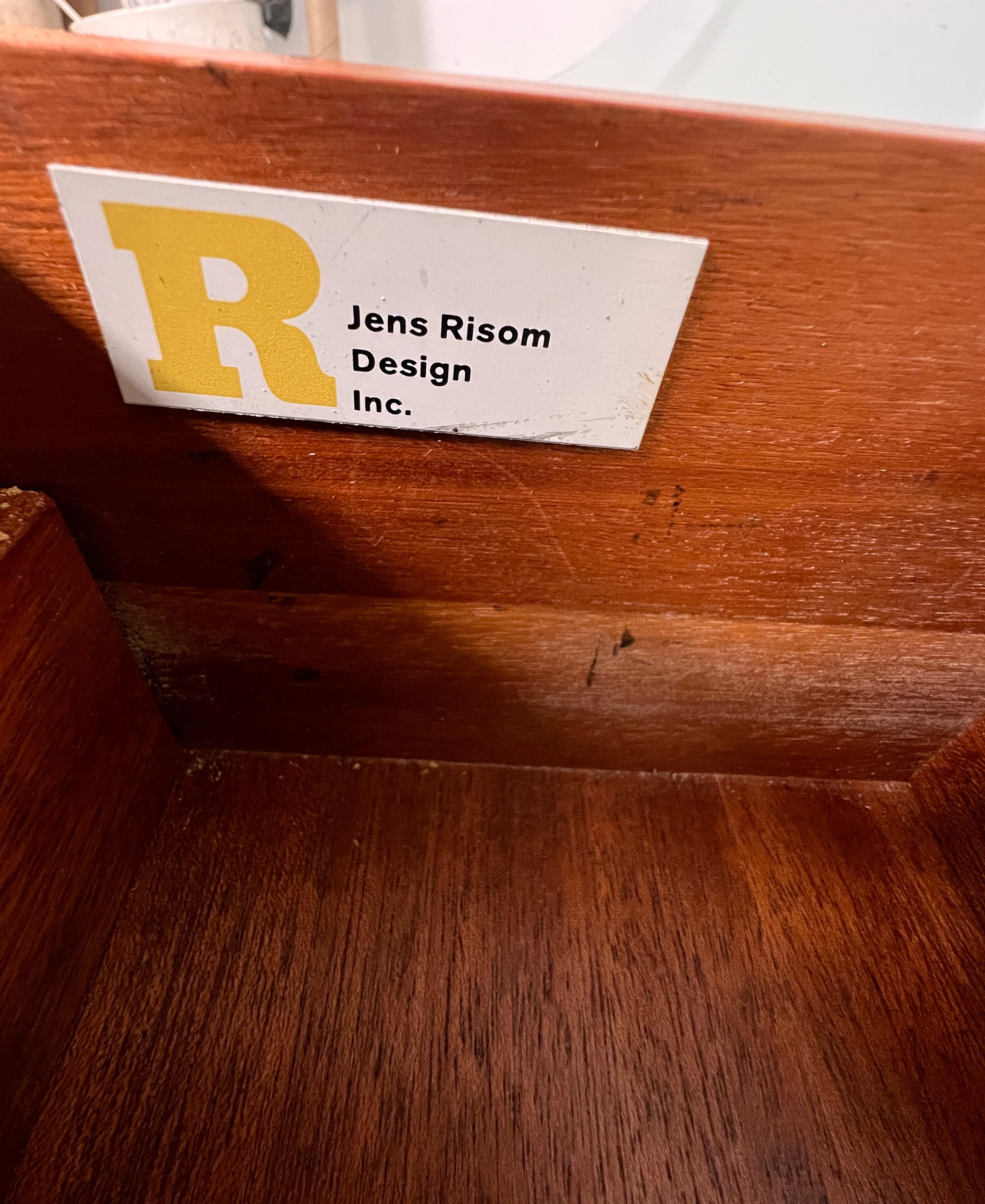 Credenza de nogal de mediados de siglo Jens Risom Circa 1960s en venta 5