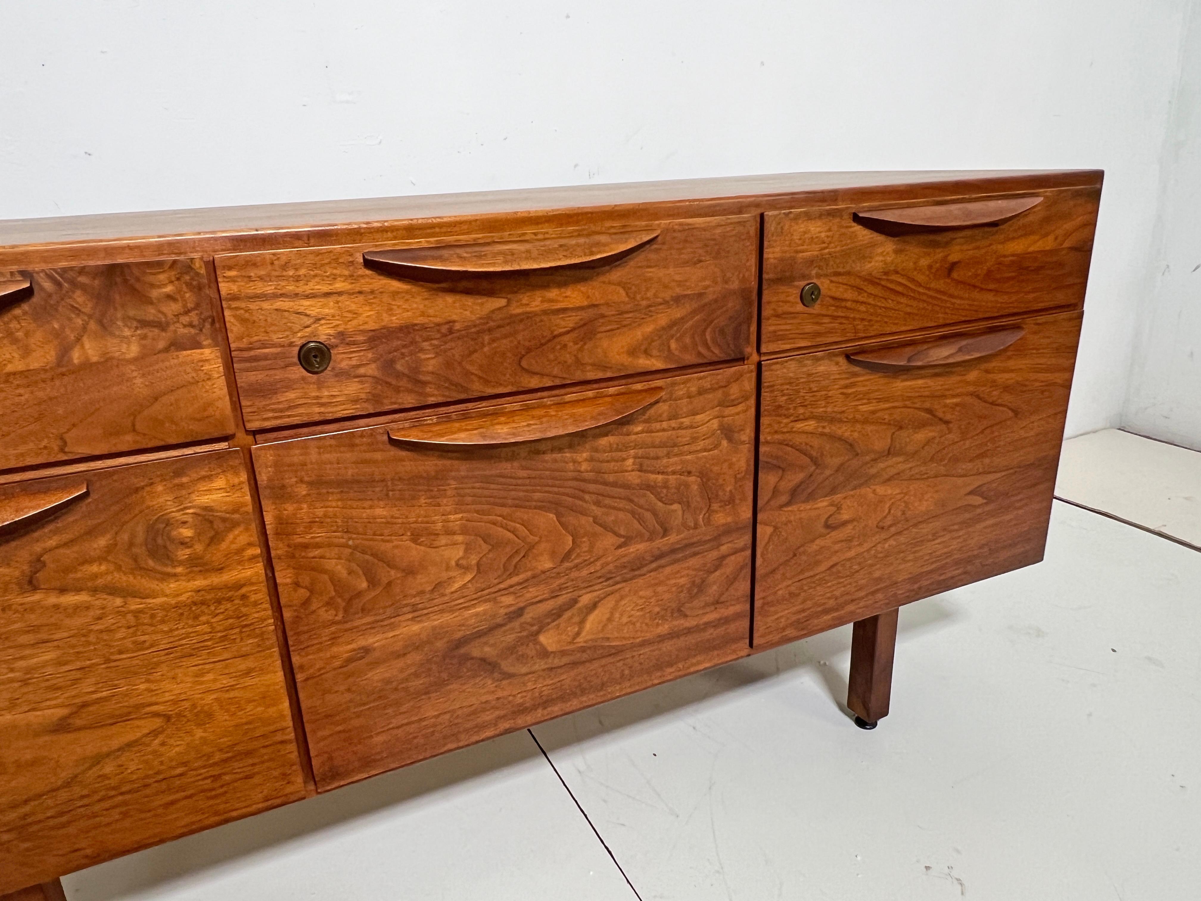 Credenza de nogal de mediados de siglo Jens Risom Circa 1960s Moderno de mediados de siglo en venta