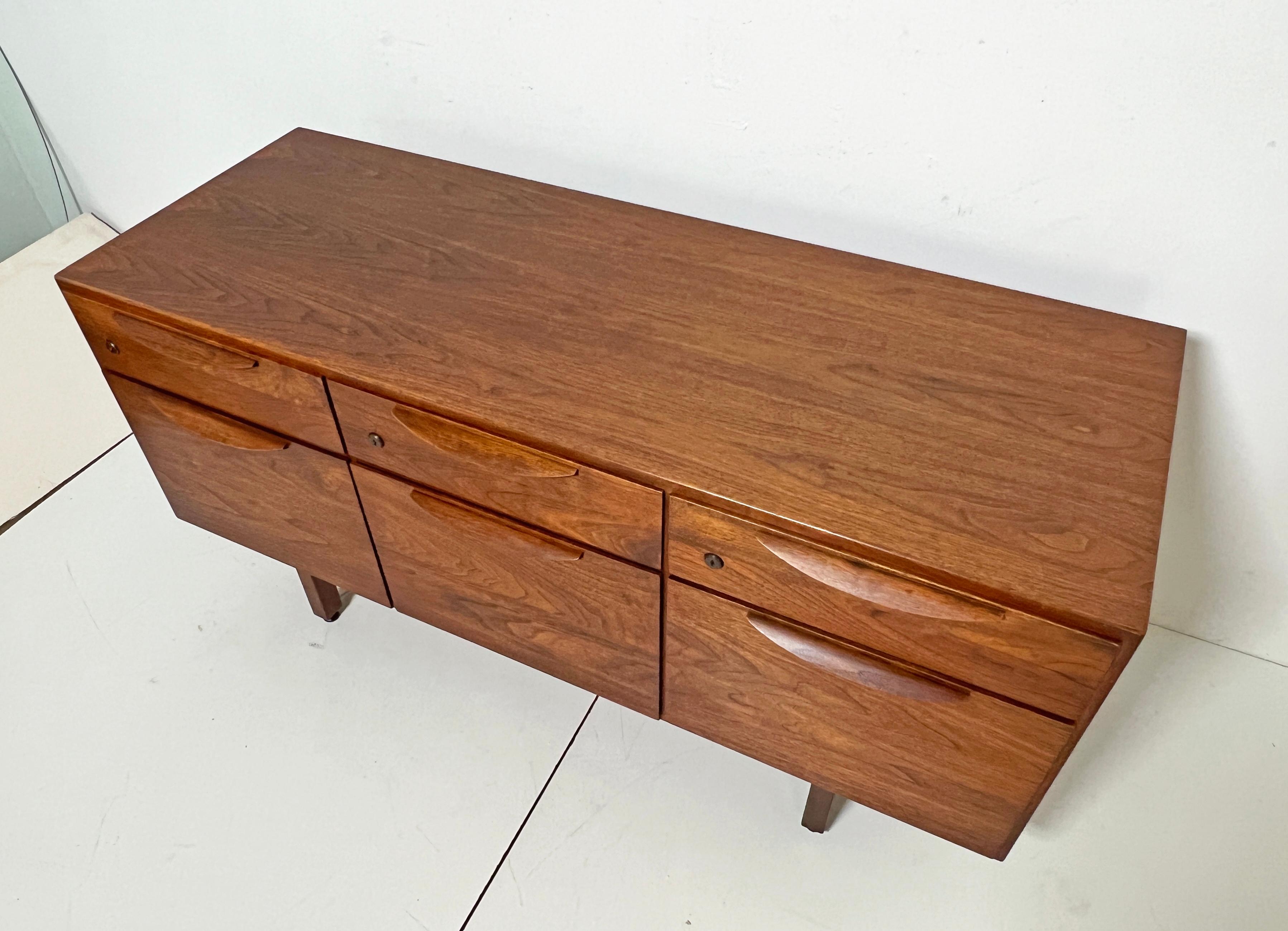 Credenza de nogal de mediados de siglo Jens Risom Circa 1960s Estadounidense en venta