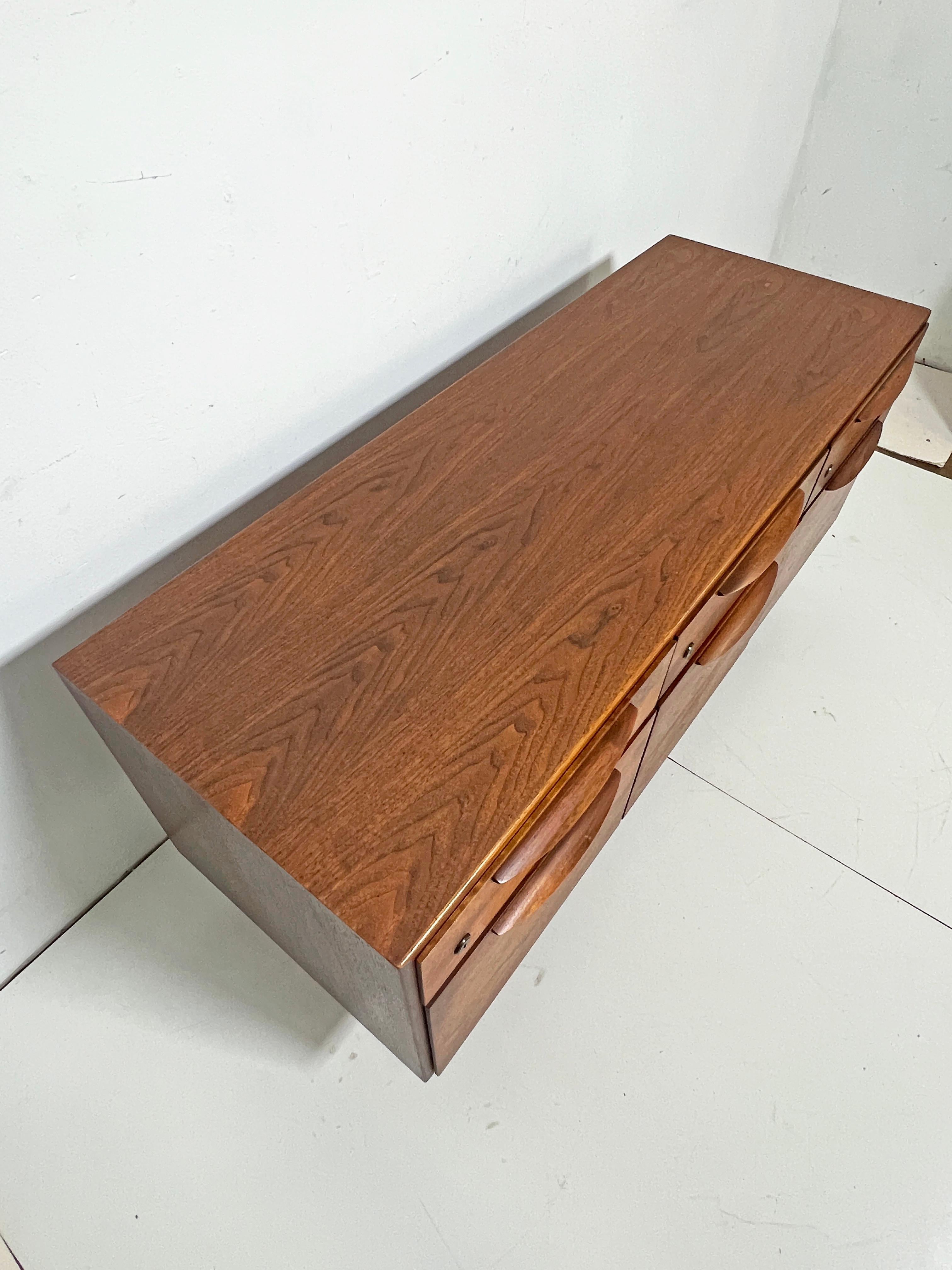 Credenza de nogal de mediados de siglo Jens Risom Circa 1960s en Bueno estado para la venta en Peabody, MA