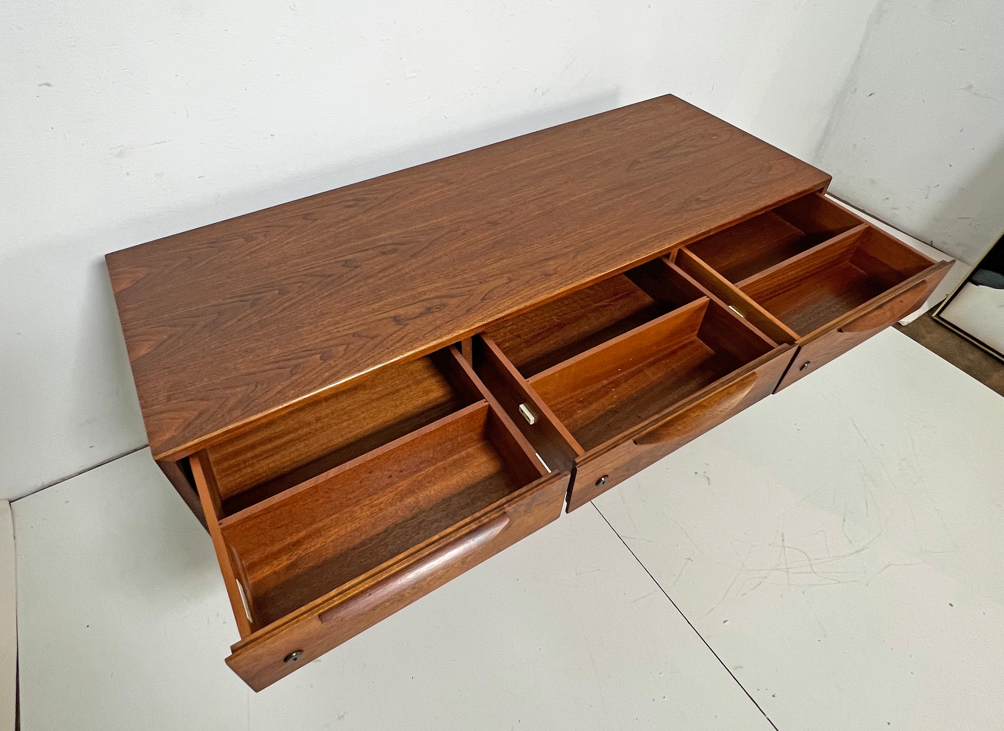 Credenza de nogal de mediados de siglo Jens Risom Circa 1960s mediados del siglo XX en venta