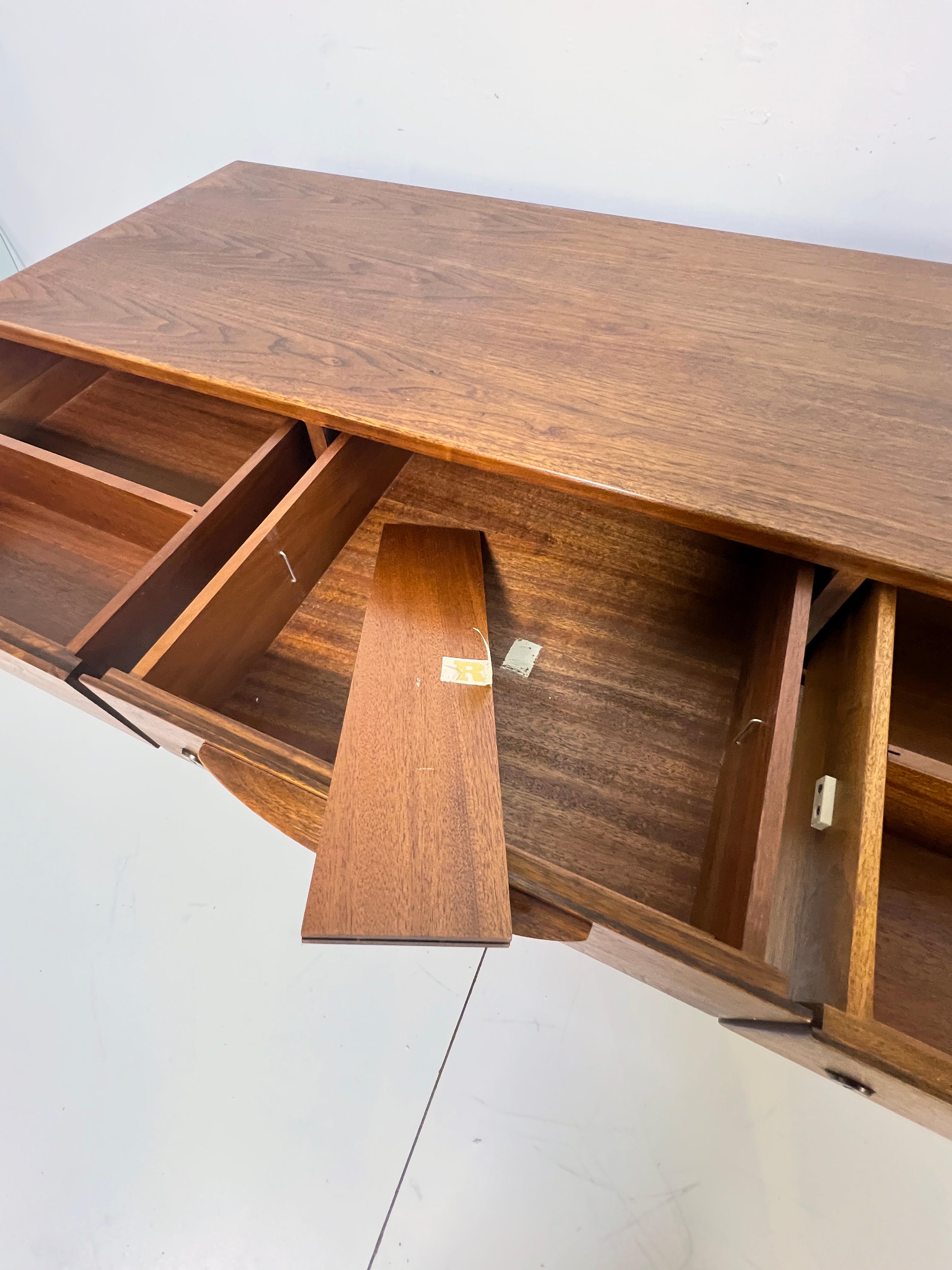 Credenza de nogal de mediados de siglo Jens Risom Circa 1960s Nogal en venta