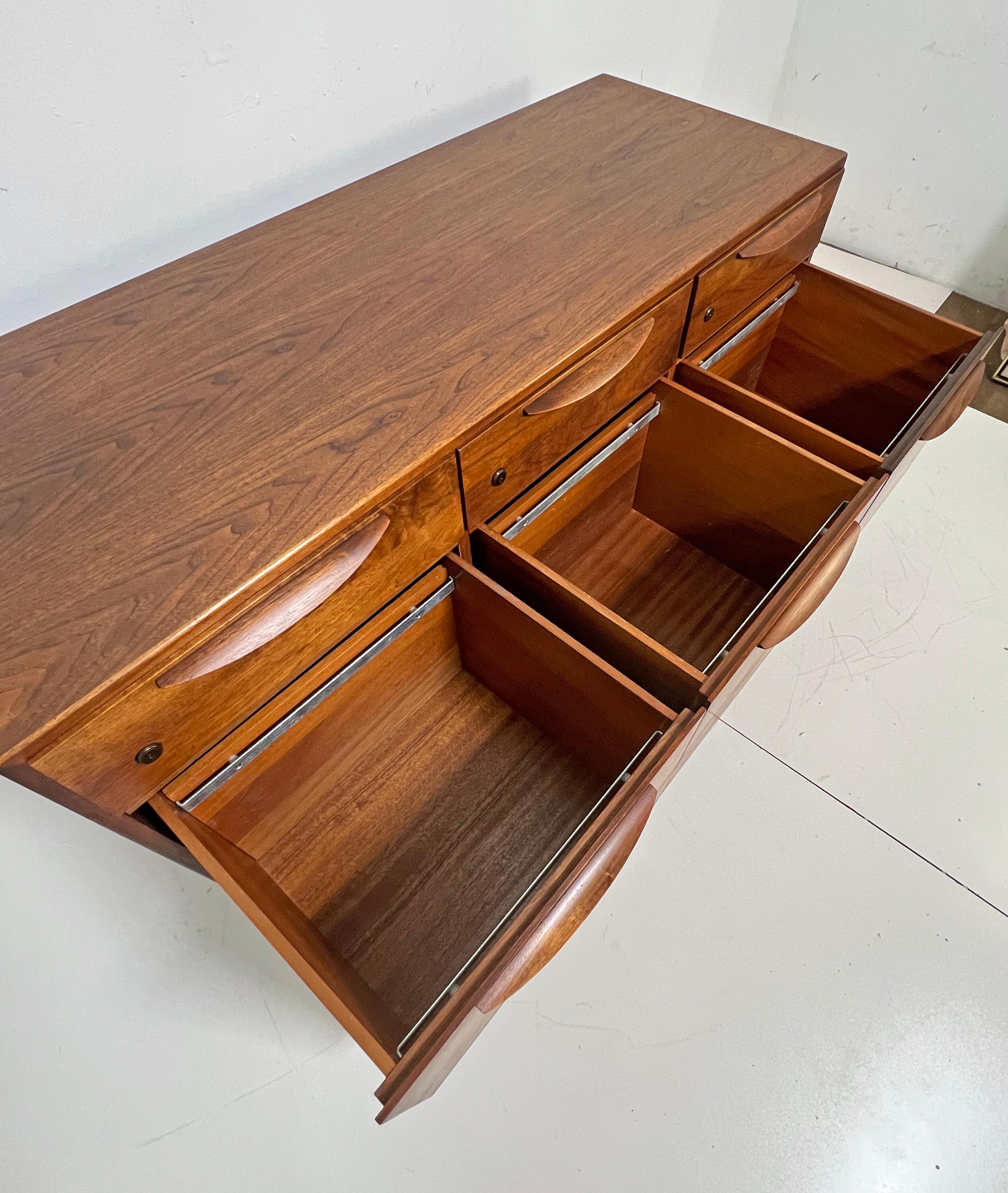 Credenza de nogal de mediados de siglo Jens Risom Circa 1960s en venta 1