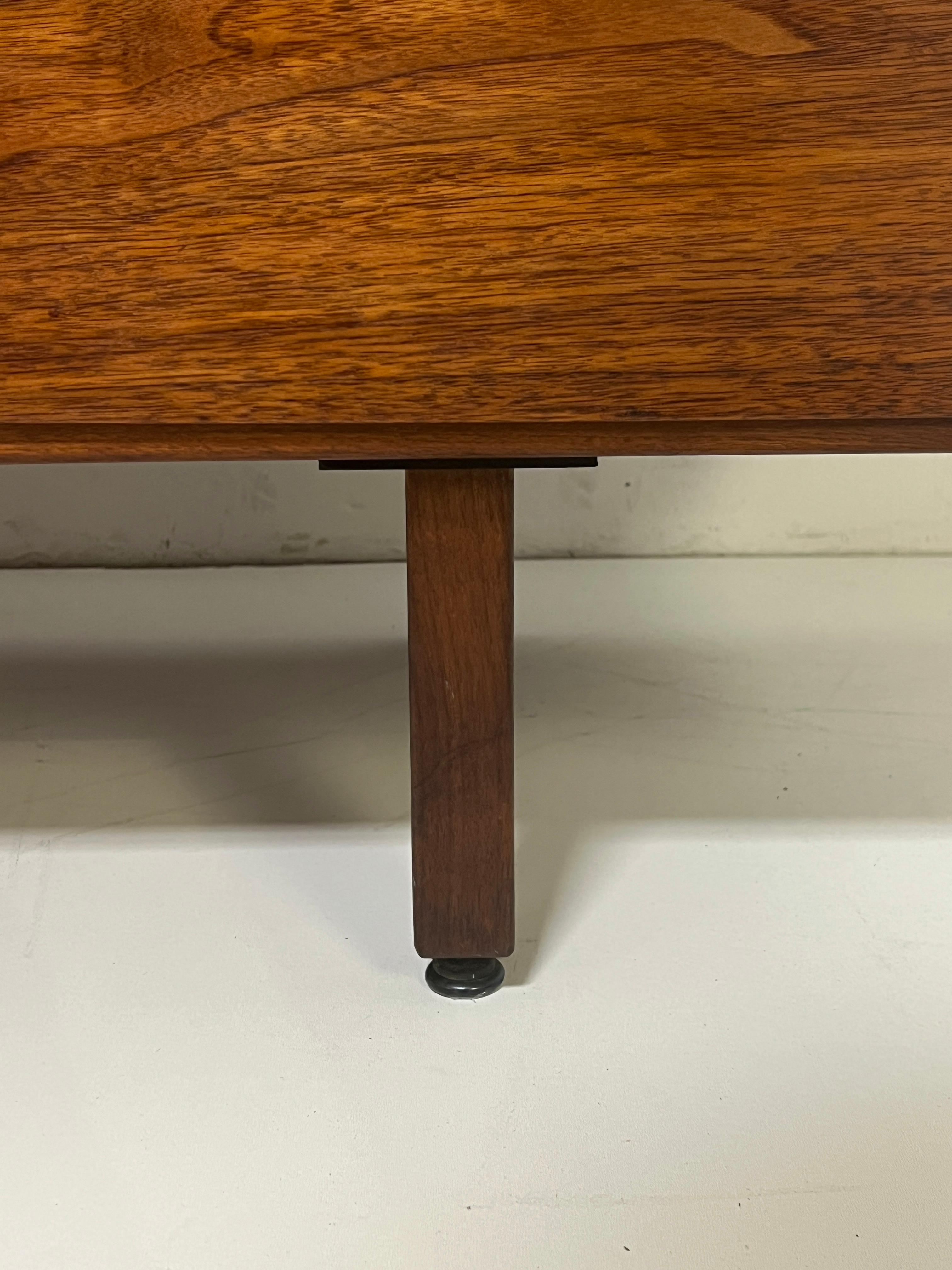 Credenza de nogal de mediados de siglo Jens Risom Circa 1960s en venta 2