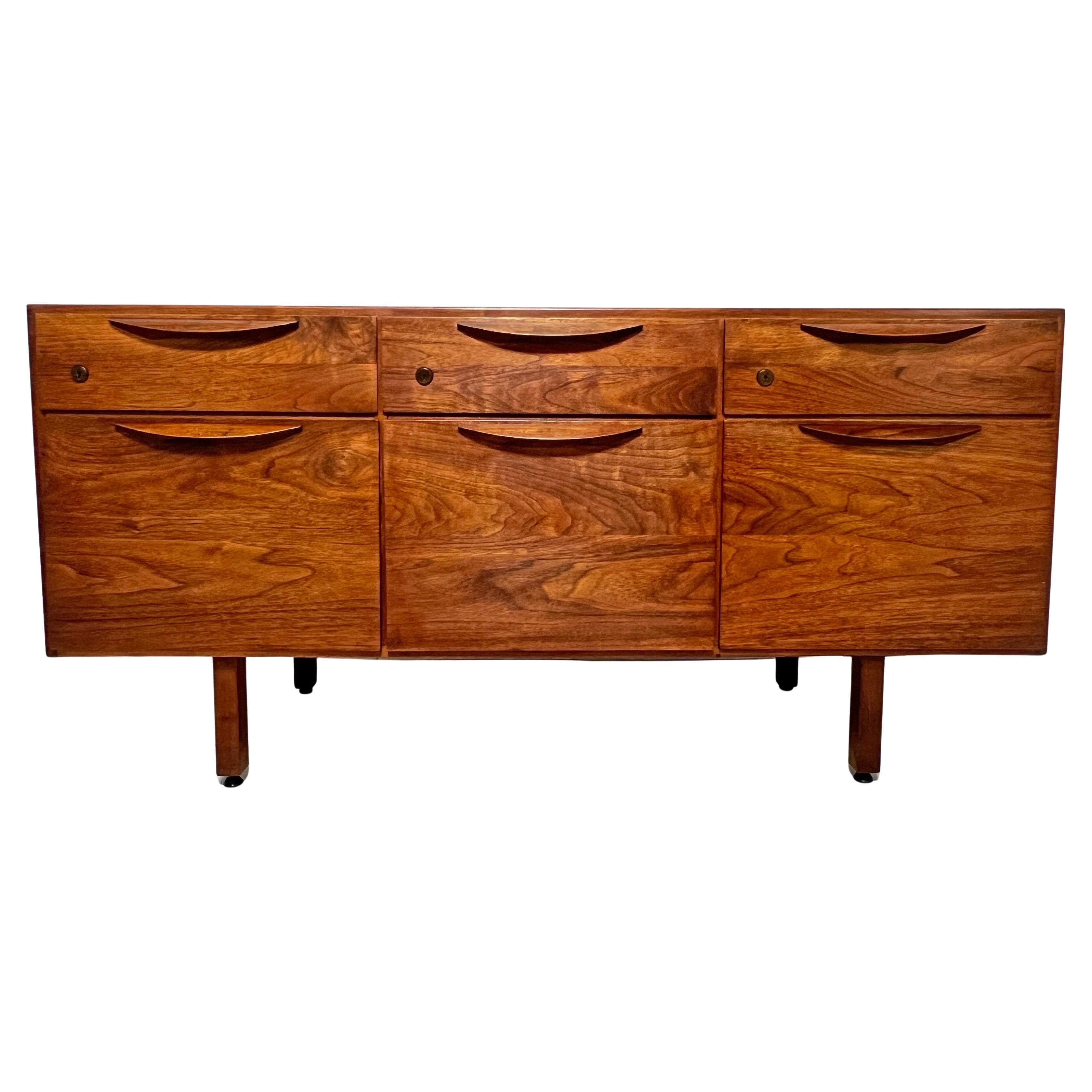 Credenza de nogal de mediados de siglo Jens Risom Circa 1960s en venta