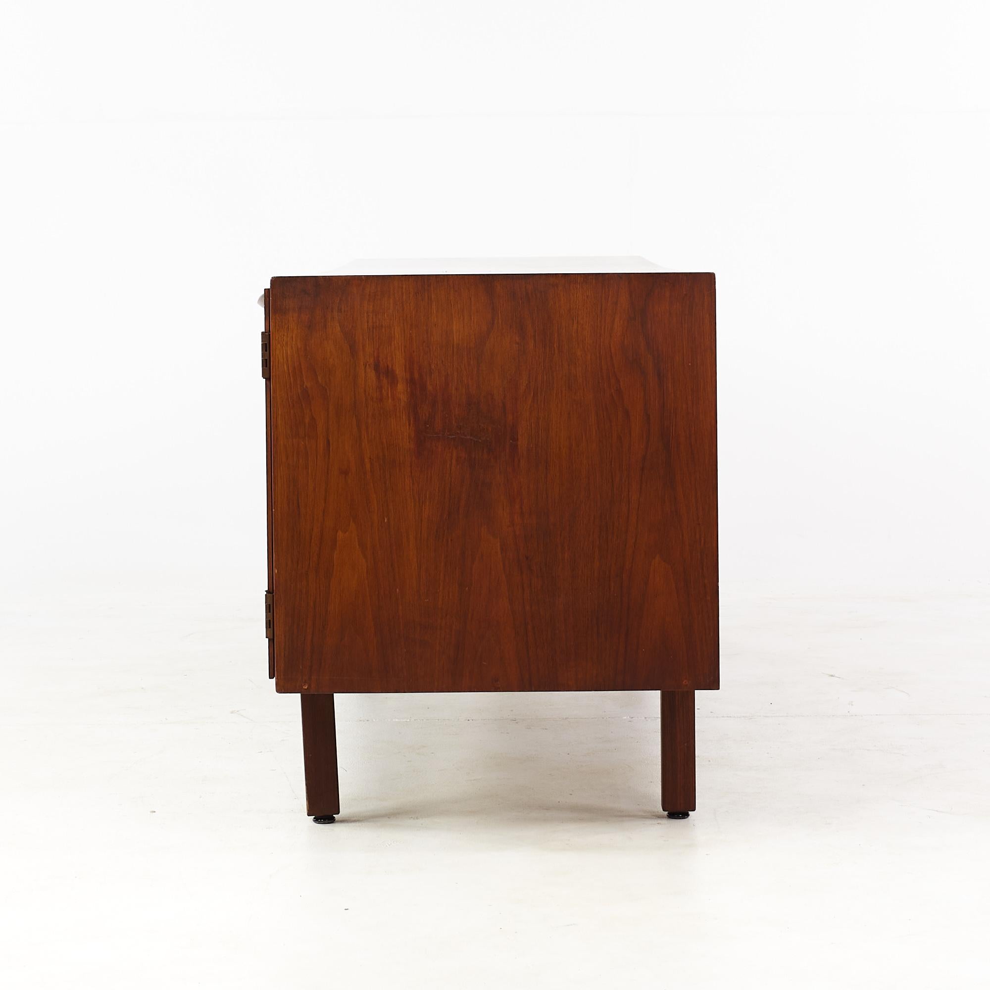Jens Risom Mid Century Walnut Credenza In Good Condition For Sale In Countryside, IL