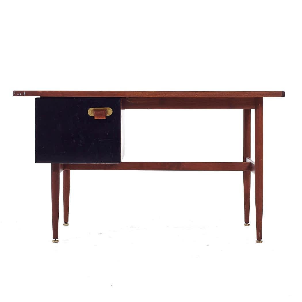 Jens Risom Mid Century Schreibtisch aus Nussbaum

Dieser Schreibtisch misst: 52 breit x 28 tief x 28,25 hoch, mit einem Stuhl Abstand von 24,75 Zoll

Alle Möbelstücke sind in einem so genannten restaurierten Vintage-Zustand zu haben. Das bedeutet,