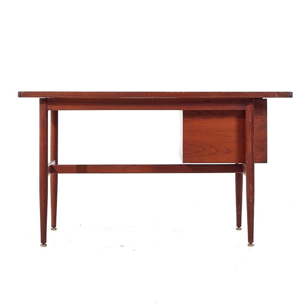 Jens Risom Mid Century Walnut Desk In Good Condition For Sale In Countryside, IL