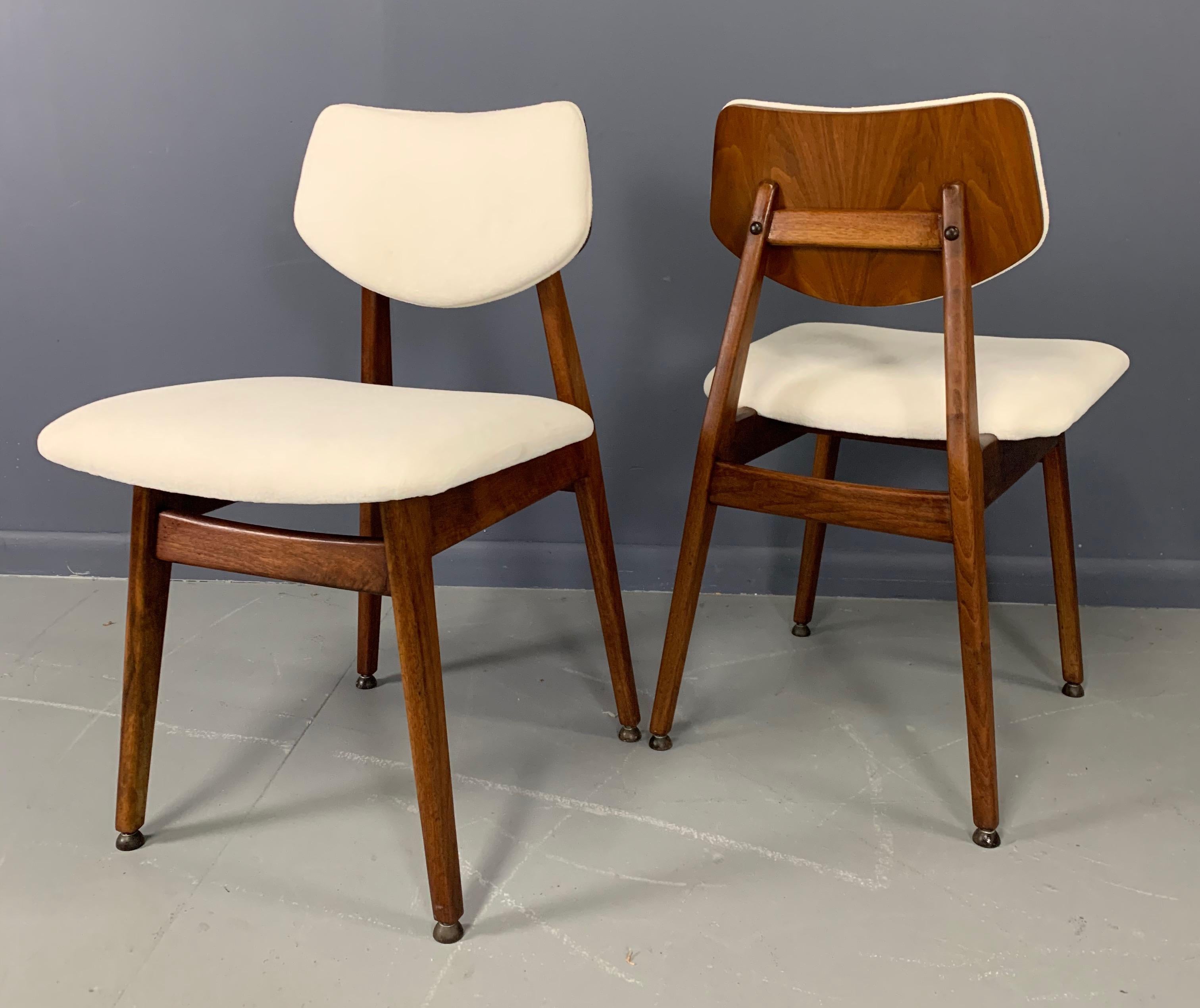 Jens Risom Midcentury Walnut Dining Chairs, a Set of Six In Good Condition In Philadelphia, PA