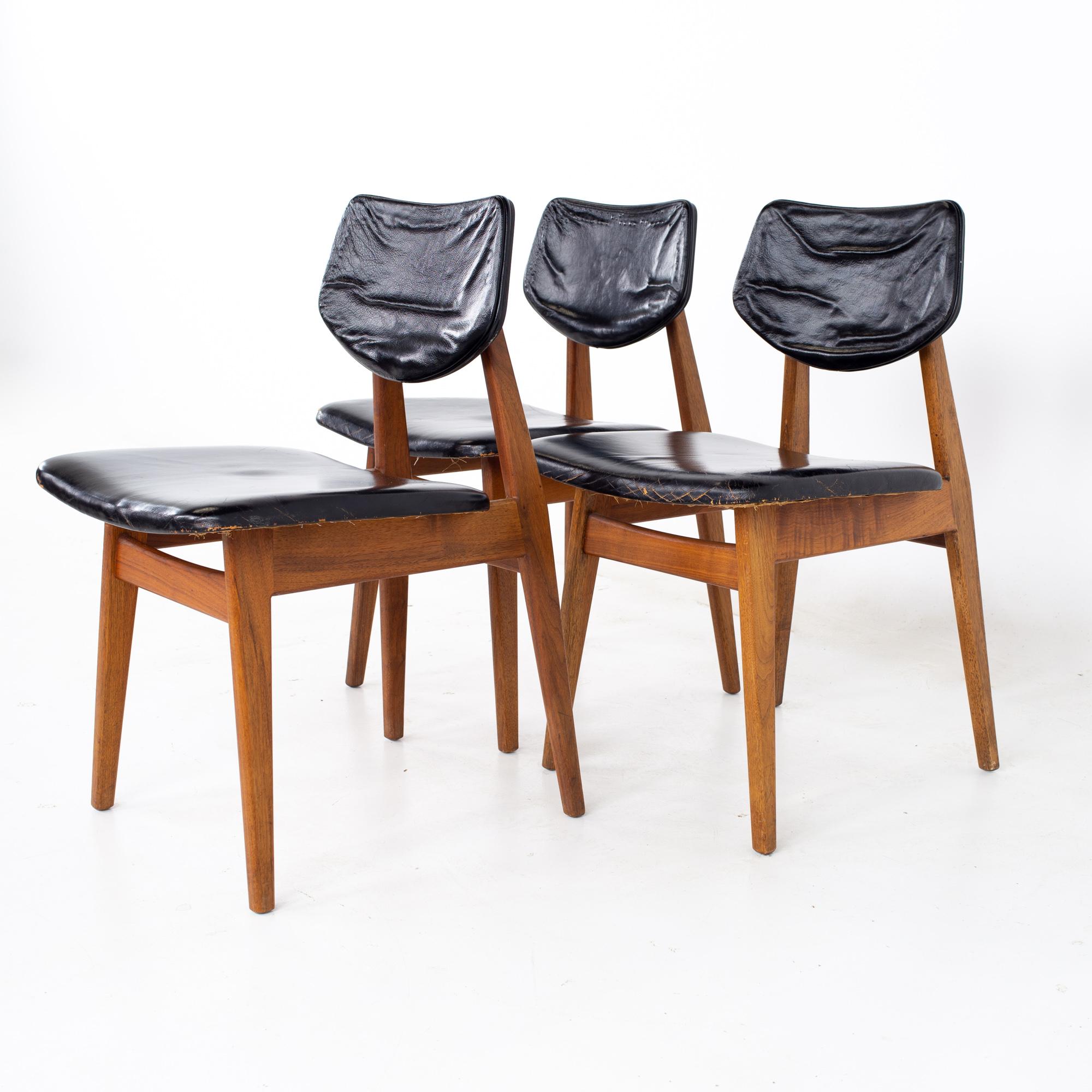 Jens Risom Esszimmerstühle aus Nussbaumholz aus der Mitte des Jahrhunderts - 3er-Set
Jeder Stuhl misst: 18 breit x 20,5 tief x 32 hoch, mit einer Sitzhöhe von 18,5 Zoll

Alle Möbelstücke sind in einem so genannten restaurierten Vintage-Zustand zu