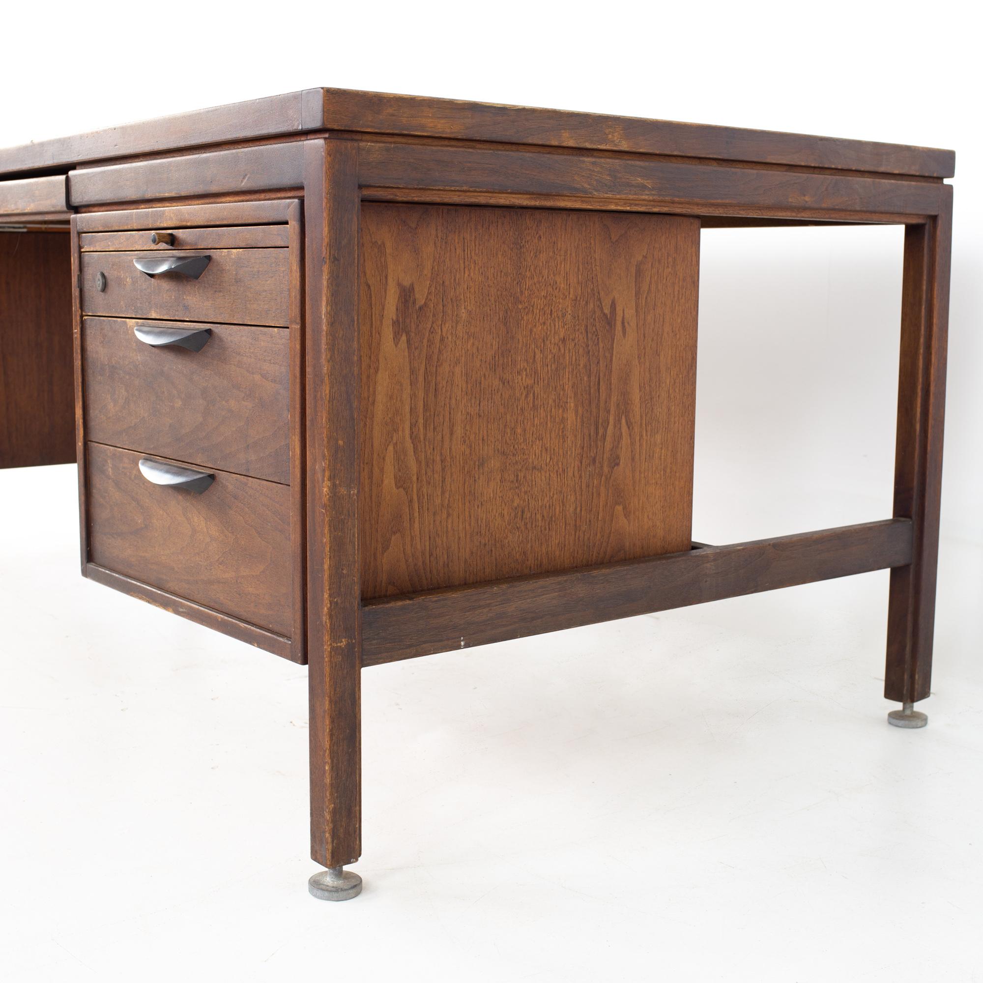 Jens Risom Mid Century Walnut Double Sided Executive Desk In Good Condition In Countryside, IL