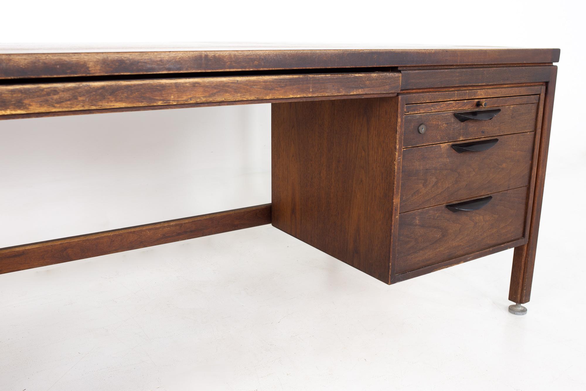 Jens Risom Mid Century Walnut Double Sided Executive Desk In Good Condition In Countryside, IL