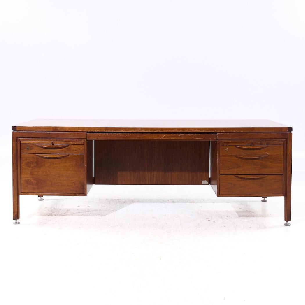 Scrivania direzionale in noce del Mid Century di Jens Risom

Questa scrivania misura: 81,25 larghezza x 36 profondità x 28,75 altezza, con uno spazio per la sedia di 25 pollici.

Tutti i mobili possono essere acquistati in quello che noi chiamiamo