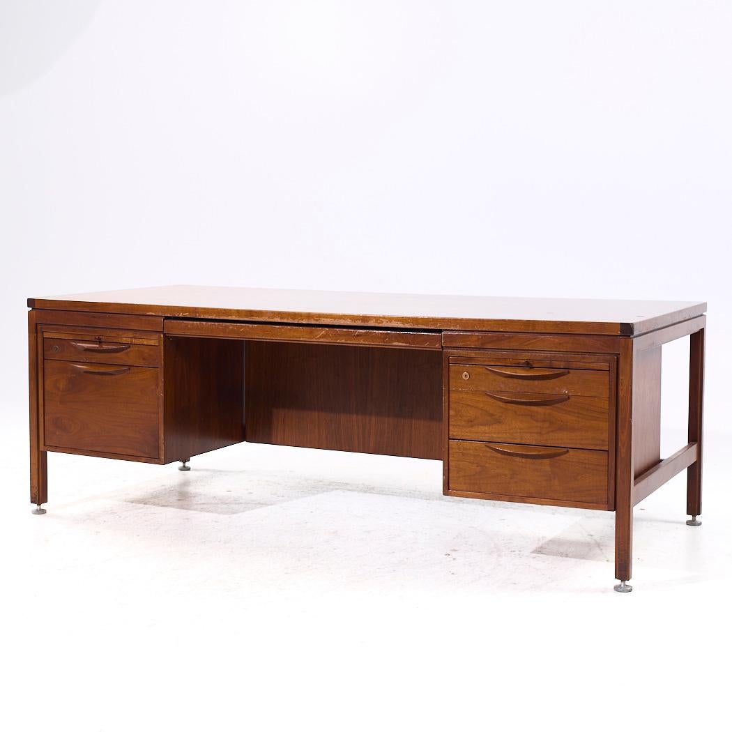 Mid-Century moderno Scrivania direzionale in noce del Mid Century di Jens Risom in vendita