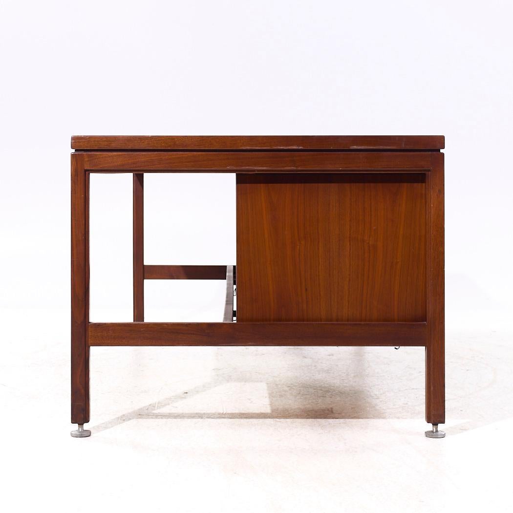 Americano Scrivania direzionale in noce del Mid Century di Jens Risom in vendita