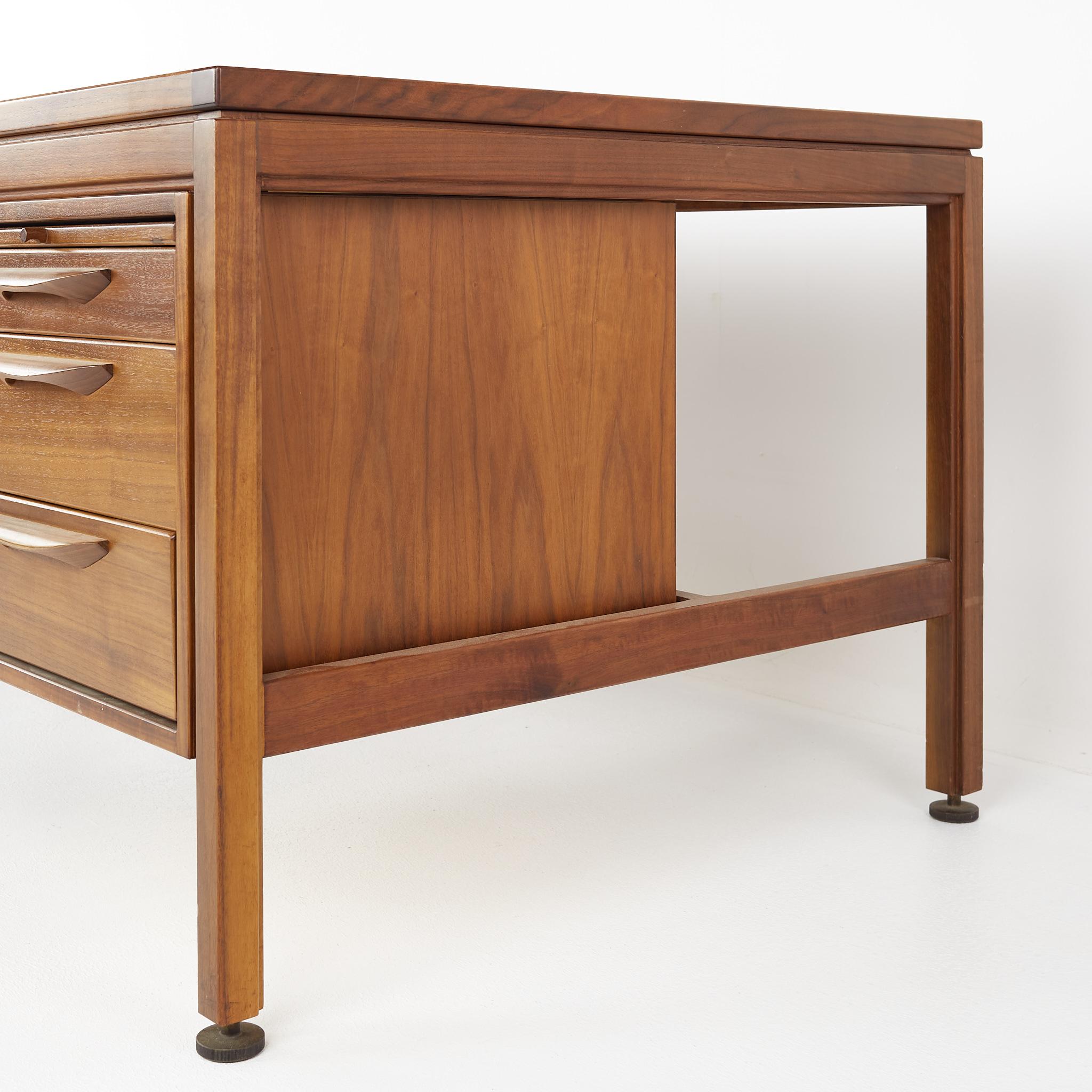 Jens Risom Mid Century Walnut Executive Desk In Good Condition In Countryside, IL