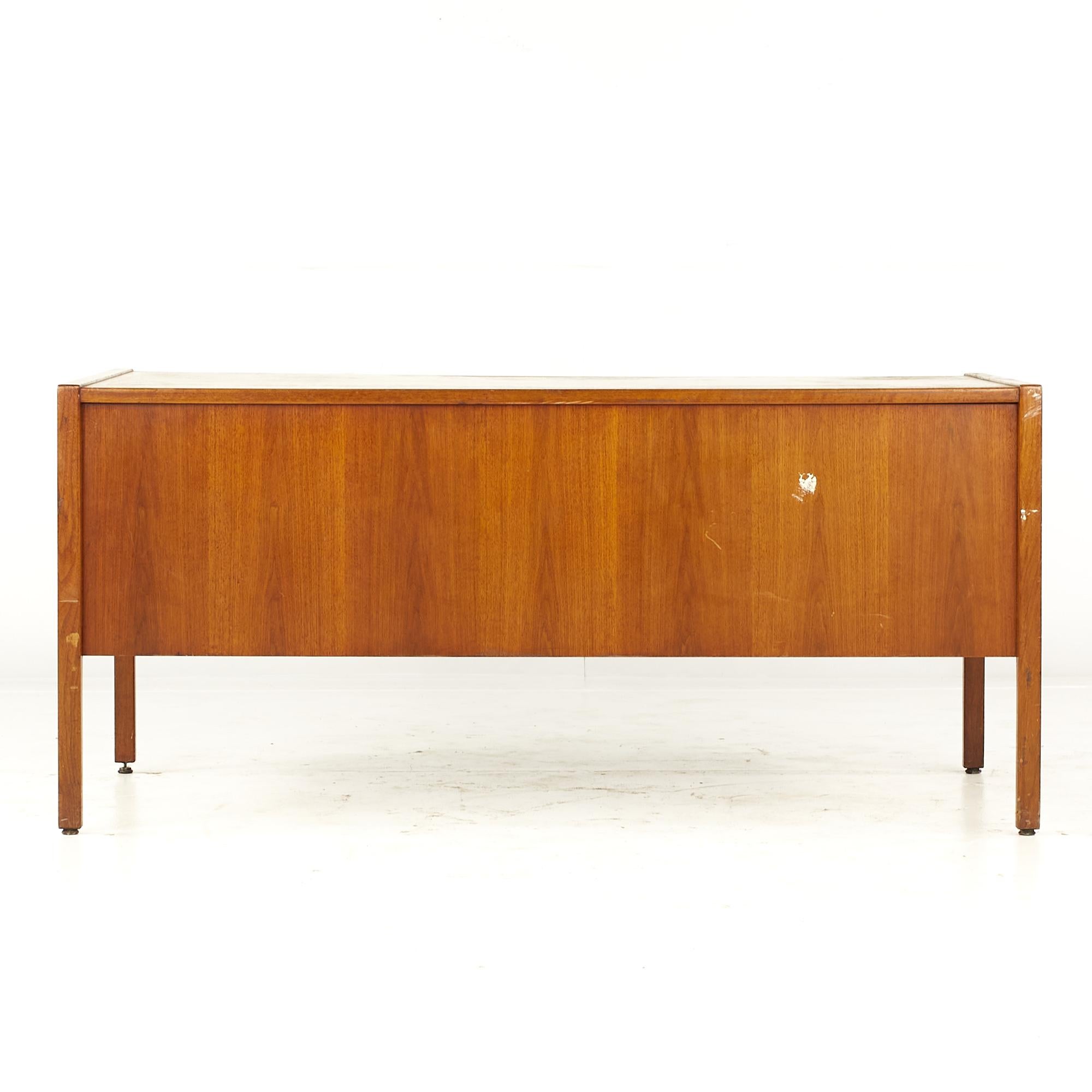 Jens Risom Mid Century Walnut Executive Desk In Good Condition For Sale In Countryside, IL