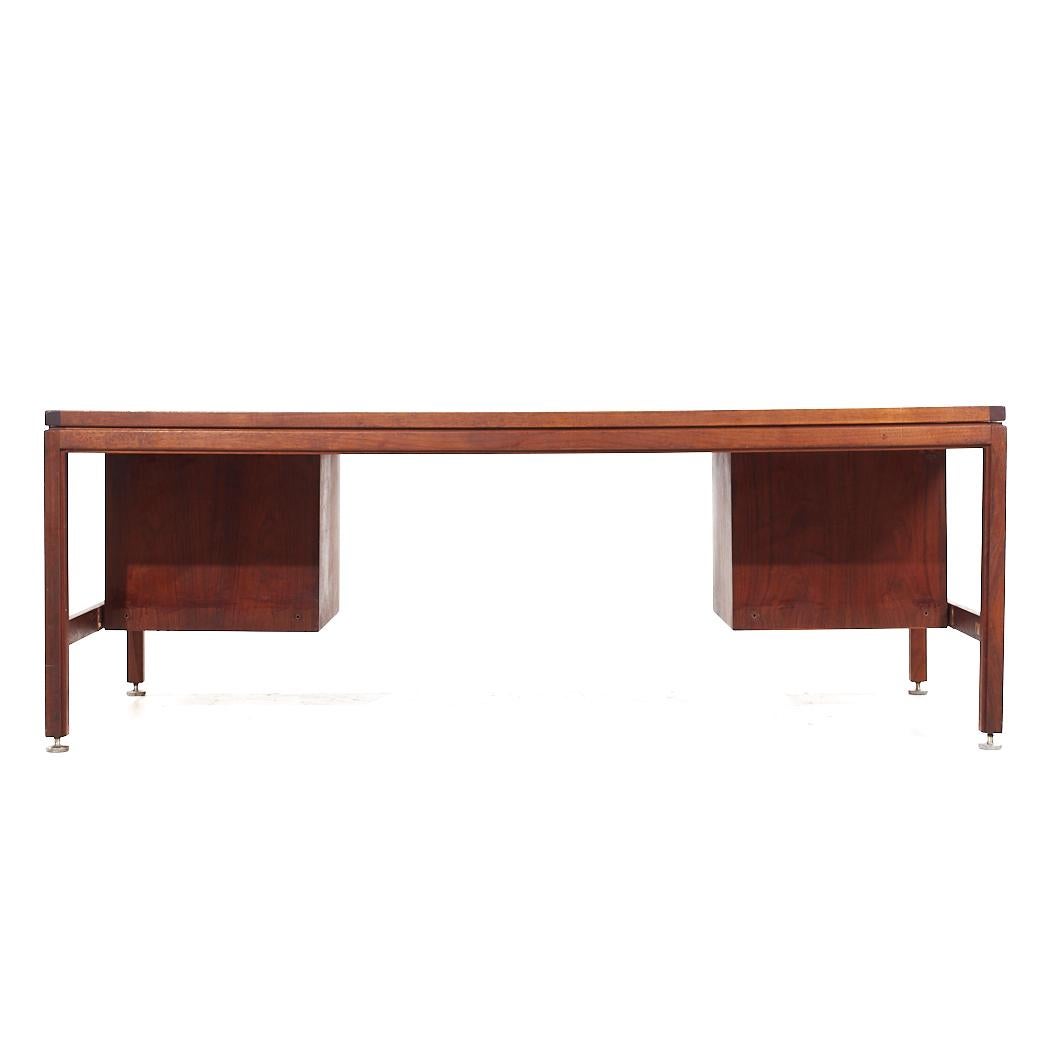 Jens Risom Mid Century Walnut Executive Desk In Good Condition For Sale In Countryside, IL