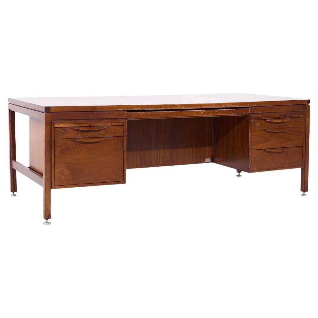 Bureau de direction en noyer du milieu du siècle de Jens Risom