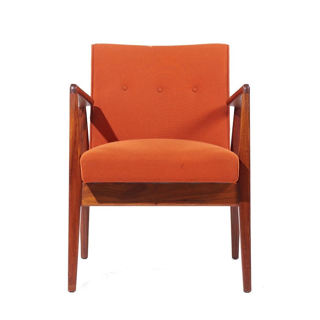 Jens Risom Silla de salón de nogal de mediados de siglo

Esta tumbona mide 23 de ancho x 24 de fondo x 31,5 de alto, con una altura del asiento de 18 y una altura de los brazos/holgura de la silla de 26,25 pulgadas

Todos los muebles pueden