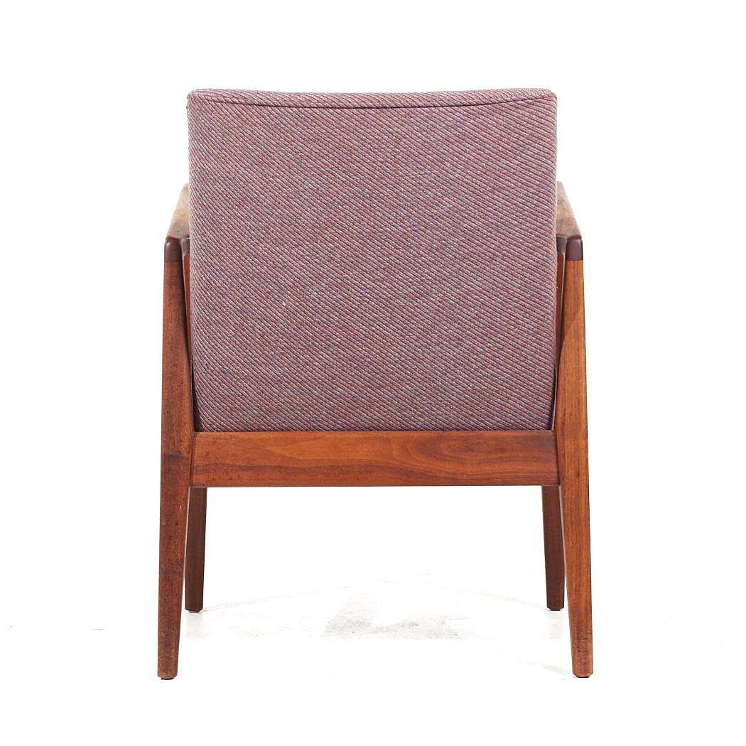 Jens Risom Mid Century Walnut Lounge Chair In Good Condition For Sale In Countryside, IL