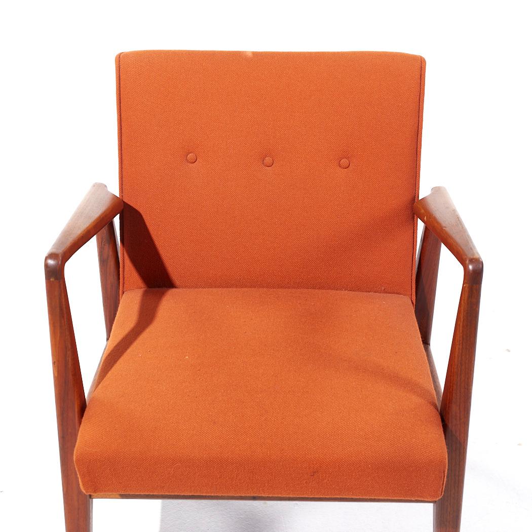 Jens Risom Silla de salón de nogal de mediados de siglo en venta 2