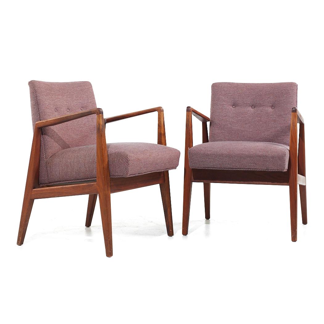 Jens Risom Mid Century Walnut Lounge Chairs - Pair

This lounge chair measures: 23.25 wide x 24 deep x 31.75 high, with a seat height of 19 and arm height/chair clearance 36.25 inches

All pieces of furniture can be had in what we call restored