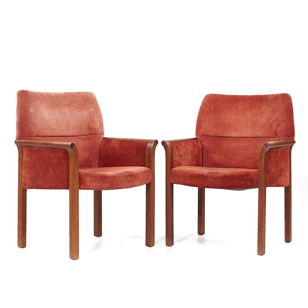 Chaises longues en noyer du milieu du siècle de Jens Risom - Paire

Chaque chaise longue mesure : 26 de large x 24 de profond x 35,75 de haut, avec une hauteur d'assise de 17,5 et une hauteur d'accoudoir / dégagement de la chaise de 24,5