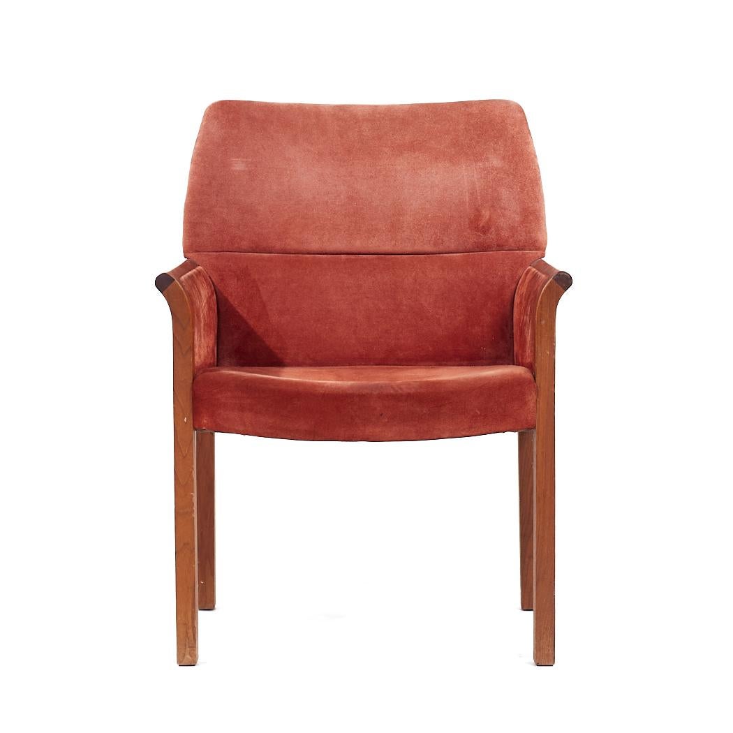 Chaises longues en noyer du milieu du siècle de Jens Risom - Paire Bon état - En vente à Countryside, IL