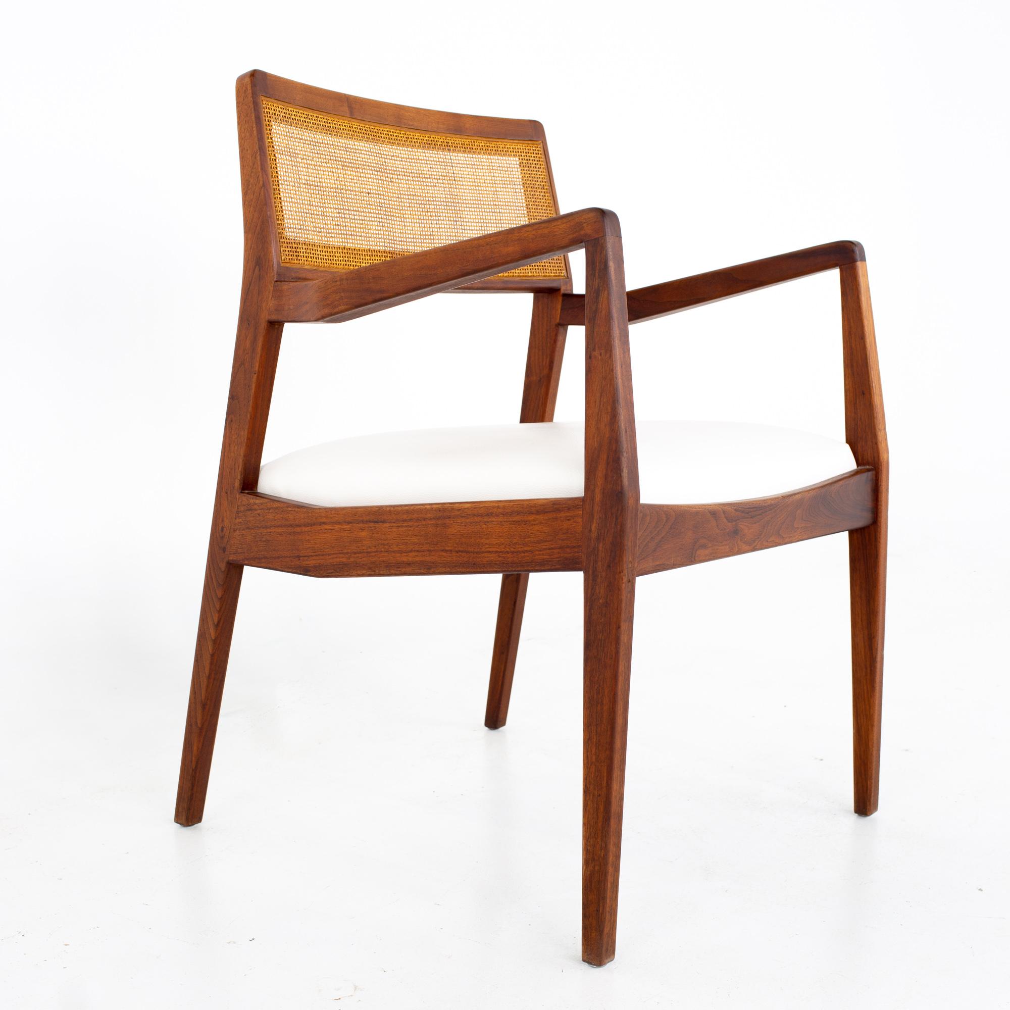 Jens Risom Mid Century Walnut Playboy Chair In Good Condition In Countryside, IL