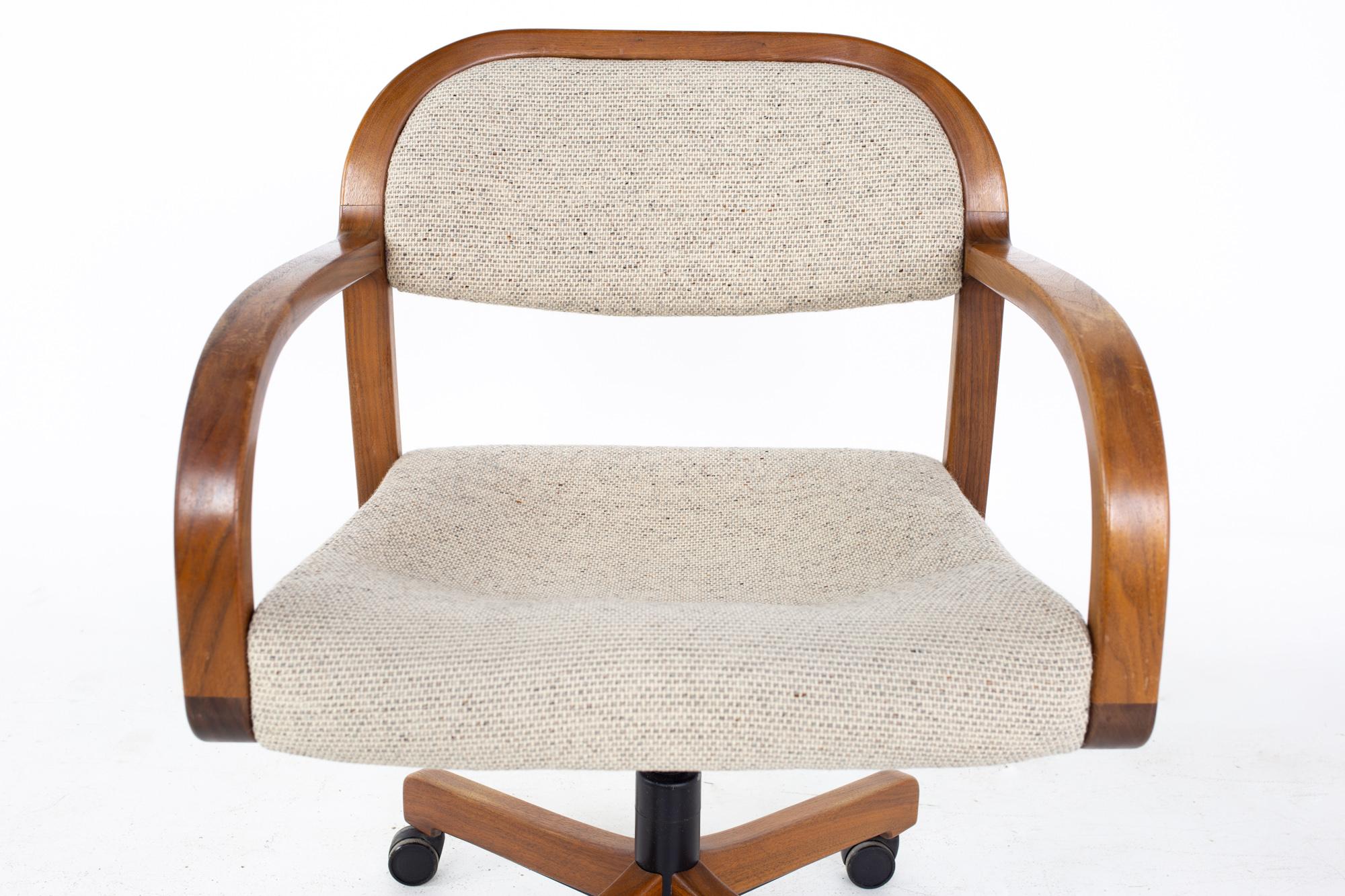 Jens Risom Mid Century Walnut Rolling Office Desk Chair In Good Condition In Countryside, IL