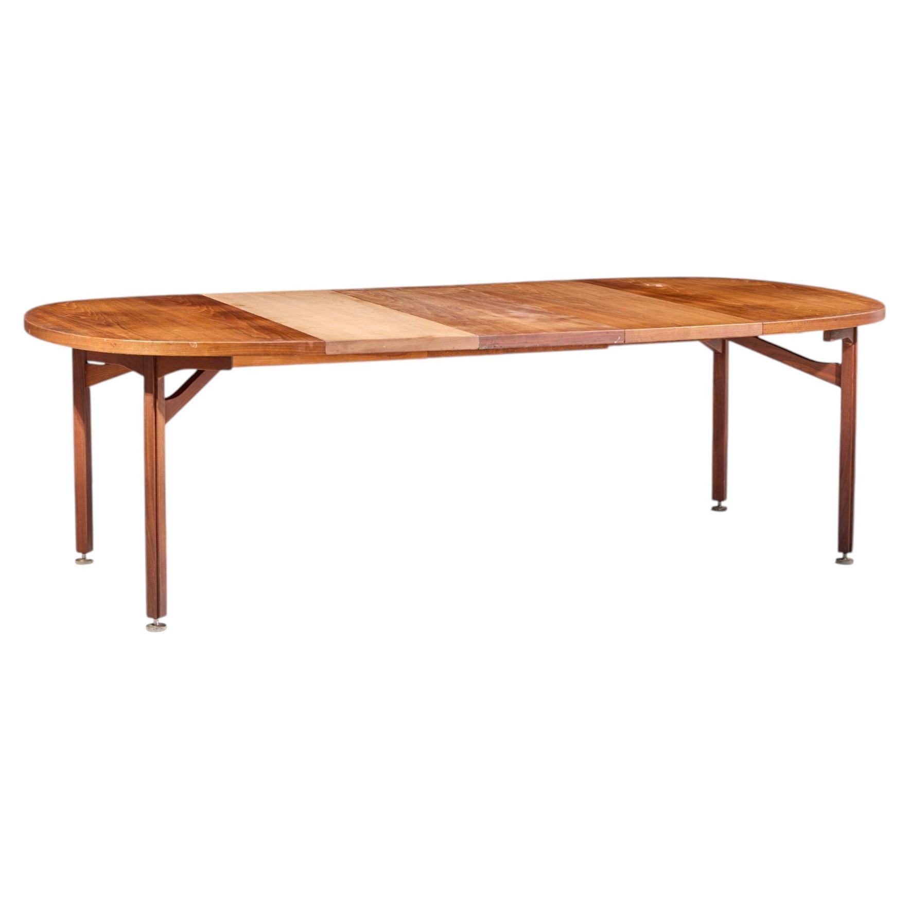 How do I expand a round table?