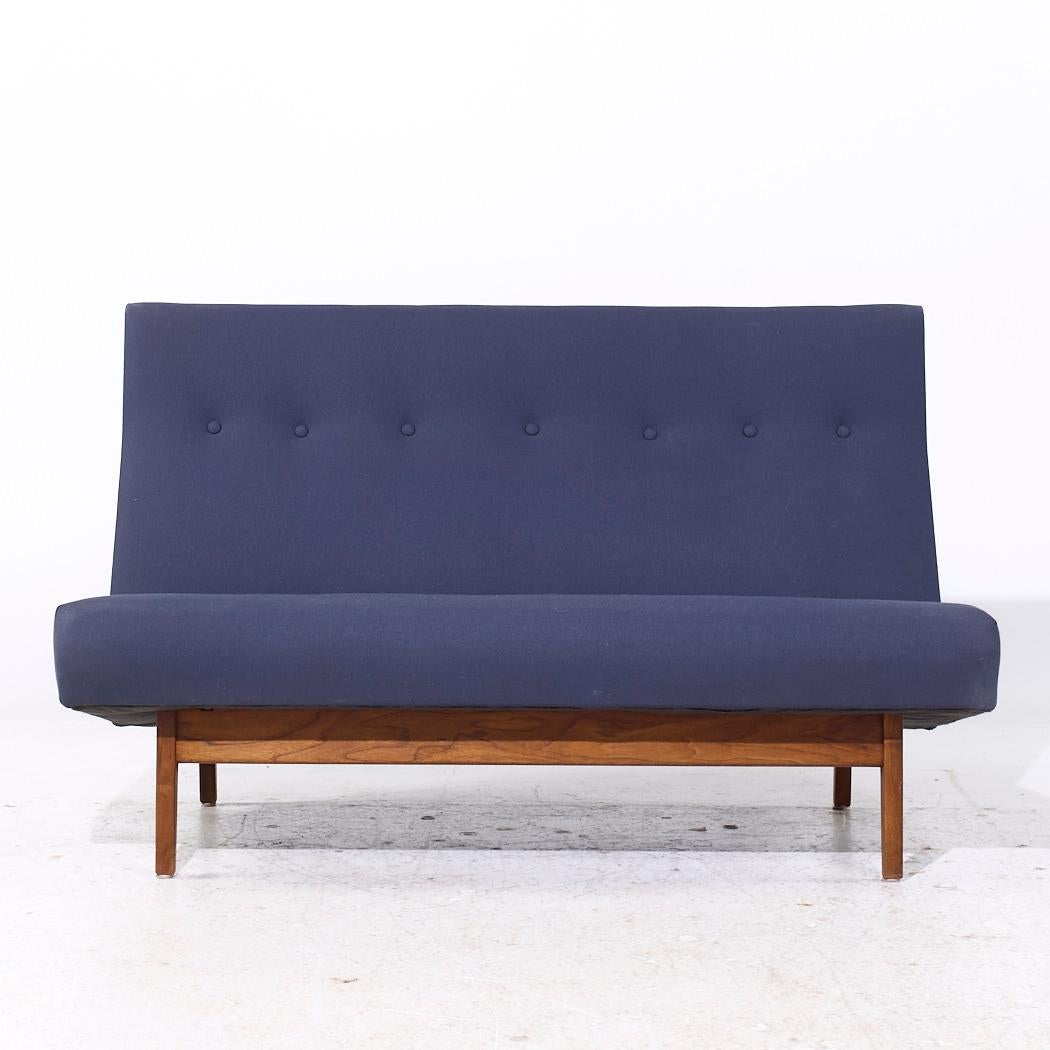 Settee Jens Risom du milieu du siècle dernier

Ce canapé mesure : 52 large x 30 profond x 32,5 pouces de haut, avec une hauteur d'assise de 15,75 pouces.

Tous les meubles peuvent être achetés dans ce que nous appelons un état vintage restauré. Cela