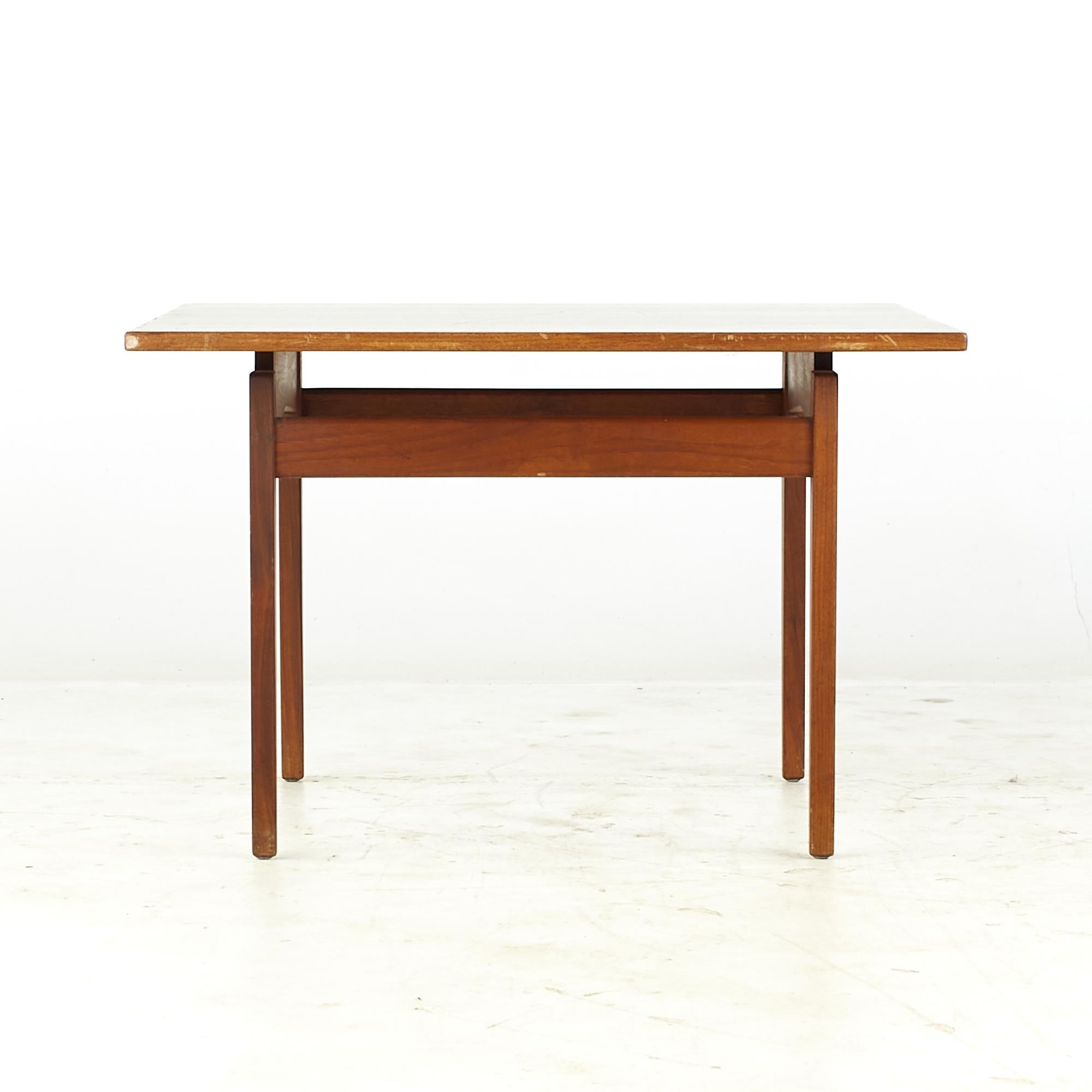 Jens Risom Midcentury Walnut Side Coffee Table In Good Condition For Sale In Countryside, IL