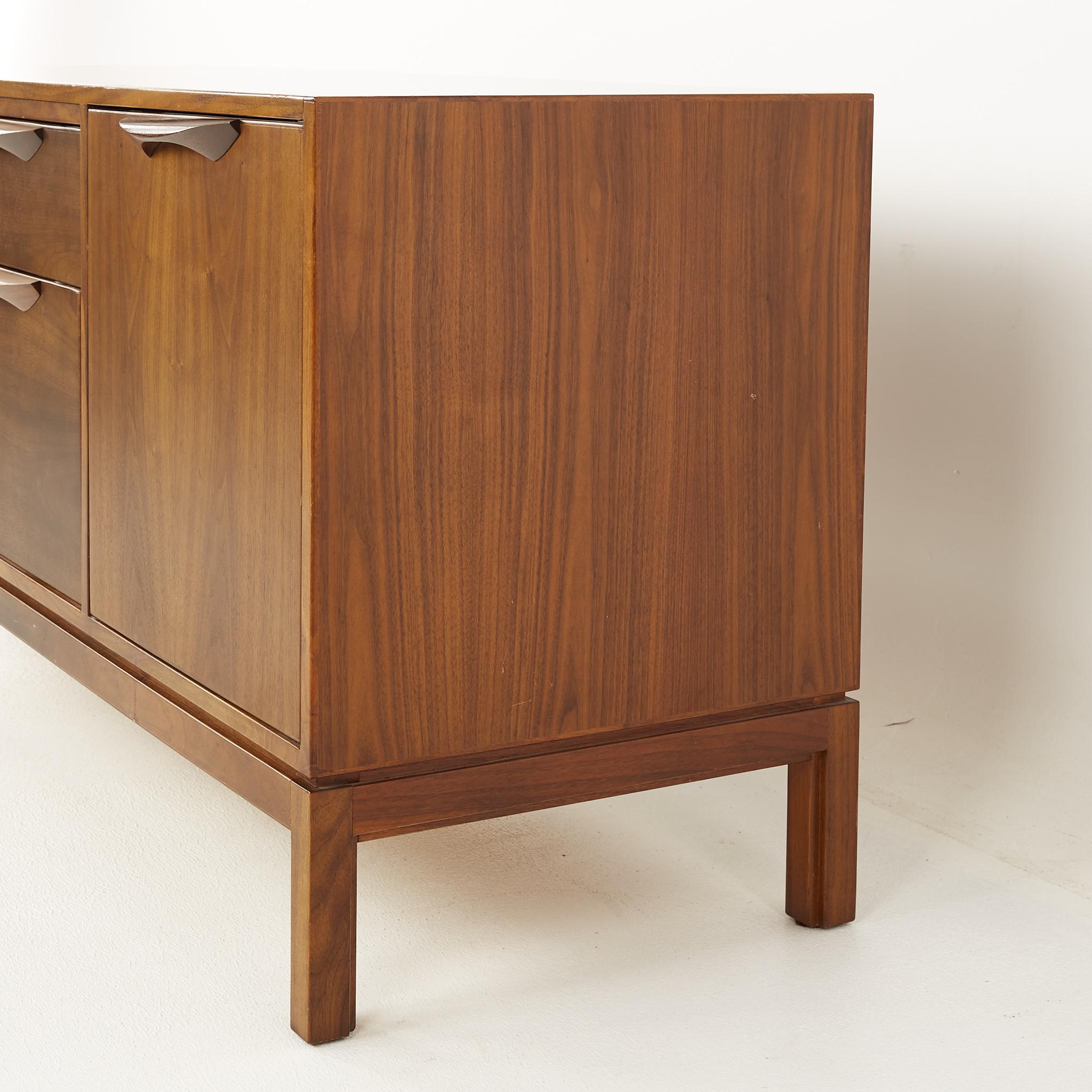 Jens Risom Mid Century Walnut Sideboard Credenza In Good Condition In Countryside, IL