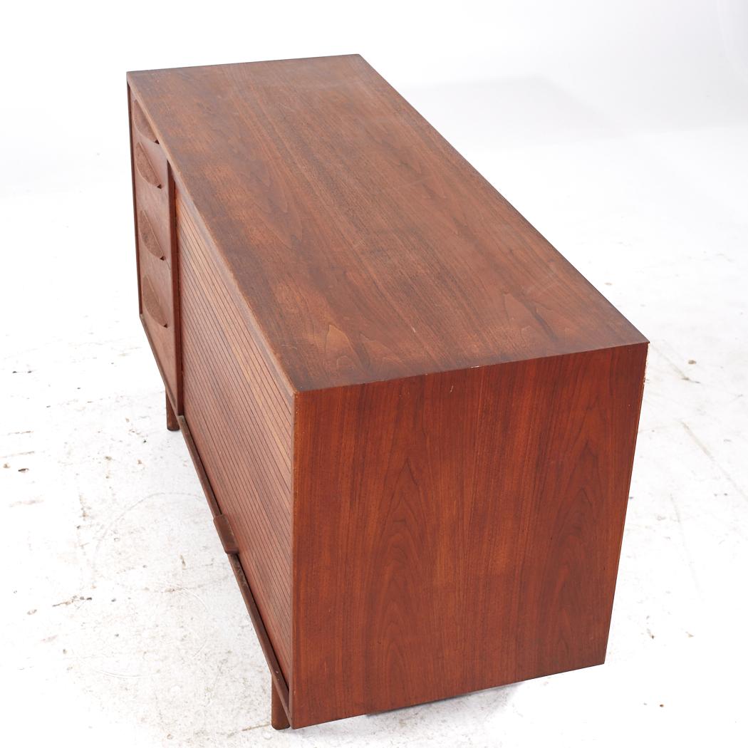 Crédence et huche à porte tambour en noyer du milieu du siècle de Jens Risom en vente 3