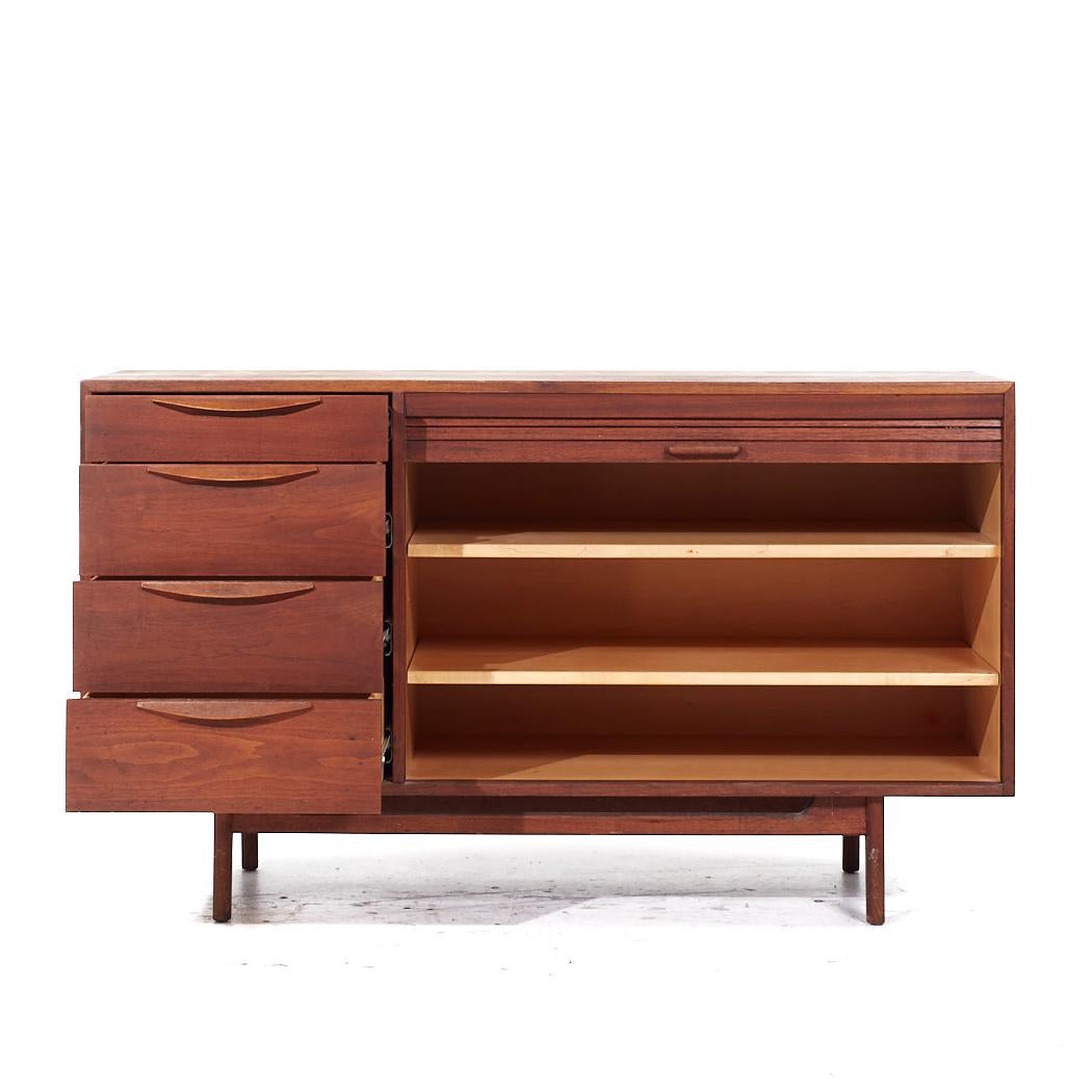 Crédence et huche à porte tambour en noyer du milieu du siècle de Jens Risom en vente 4