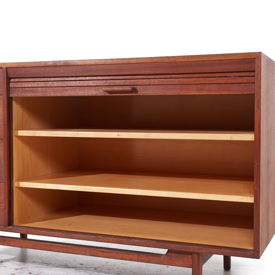 Crédence et huche à porte tambour en noyer du milieu du siècle de Jens Risom en vente 5