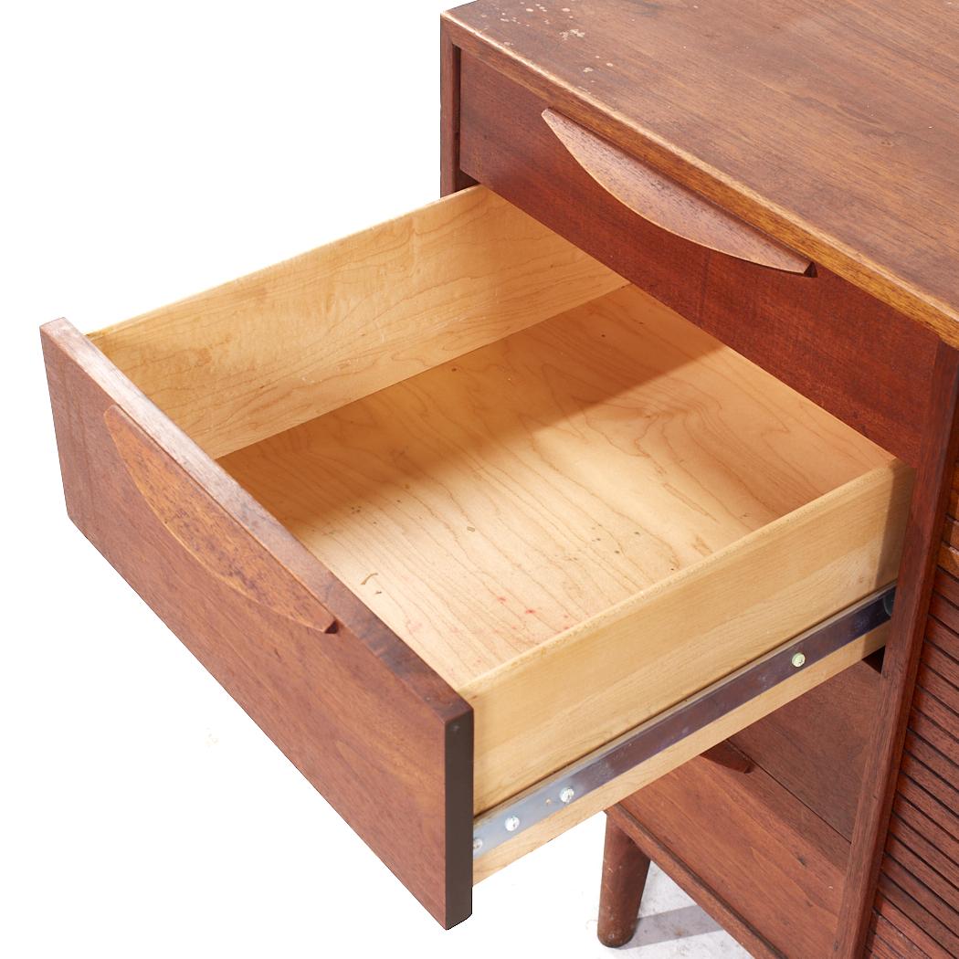 Crédence et huche à porte tambour en noyer du milieu du siècle de Jens Risom en vente 6