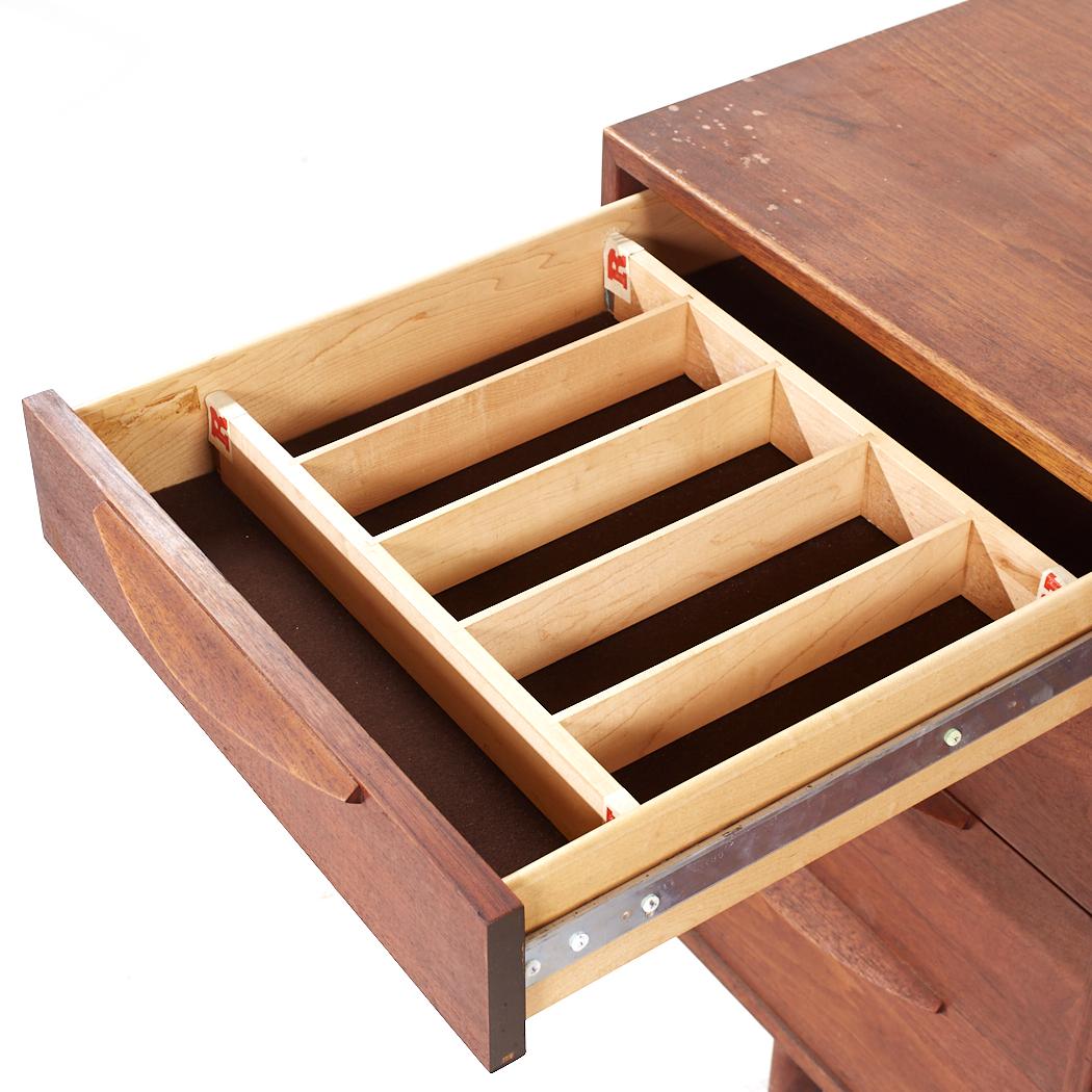 Crédence et huche à porte tambour en noyer du milieu du siècle de Jens Risom en vente 7