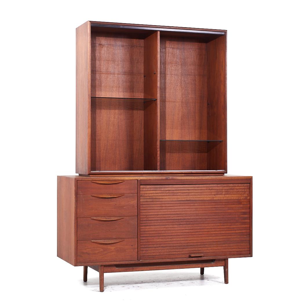 Crédence et huche à porte tambour en noyer du milieu du siècle de Jens Risom

La crédence mesure : 54 de large x 21 de profond x 31.5 de haut
L'huche mesure : 43,25 de large x 14,75 de profond x 44 de haut
La hauteur combinée de la crédence et de la